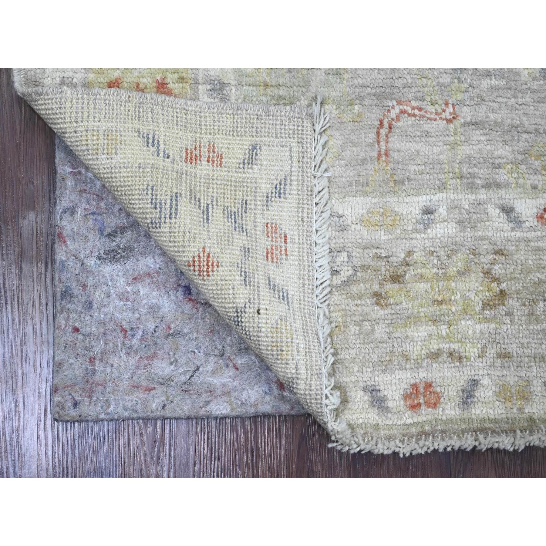 Steingrau, Handgeknüpft, Afghanischer Angora Oushak mit Blattmuster, Pflanzenfarben, 100% Wolle, Orientteppich
Primäre MATERIALIEN: Wolle
Latex: Kein Flor 
Höhe: 0,25 Zoll
Stil: Transitional
Grundfarbe: Grau
Sekundäre Farben: Grün, Elfenbein, Rot,