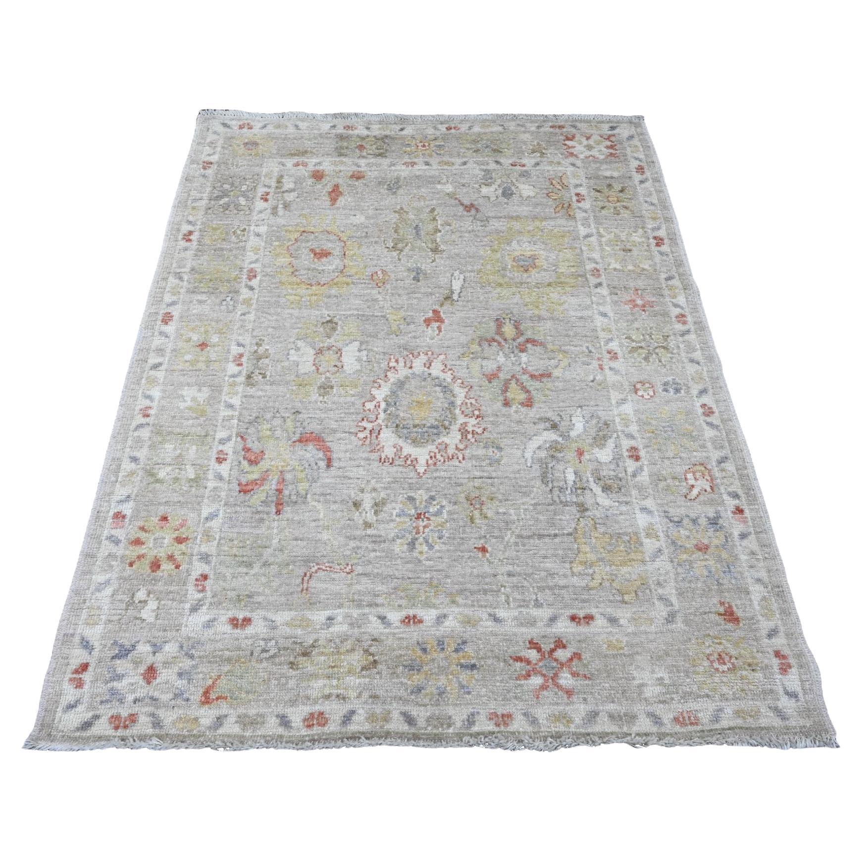 4
1 "x5
9" Stone Gray Tappeto afgano annodato a mano in angora Oushak con design a foglia in pura lana