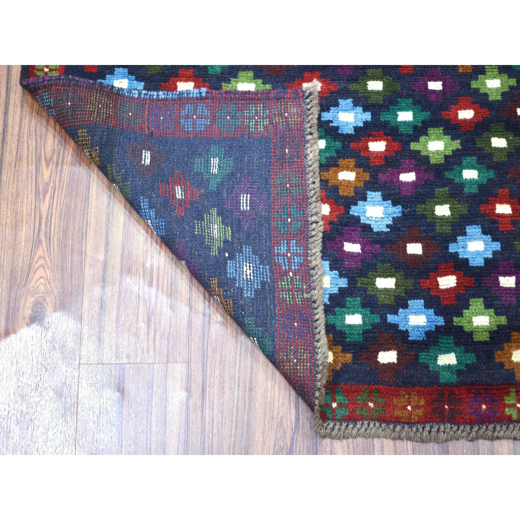 Si tratta di un autentico tappeto orientale afgano Baluch in pura lana annodato a mano, unico nel suo genere. È stato tessuto per mesi e mesi secondo le secolari tecniche di tessitura persiane da esperti artigiani.
Materiali primari: Lana
Lattice: