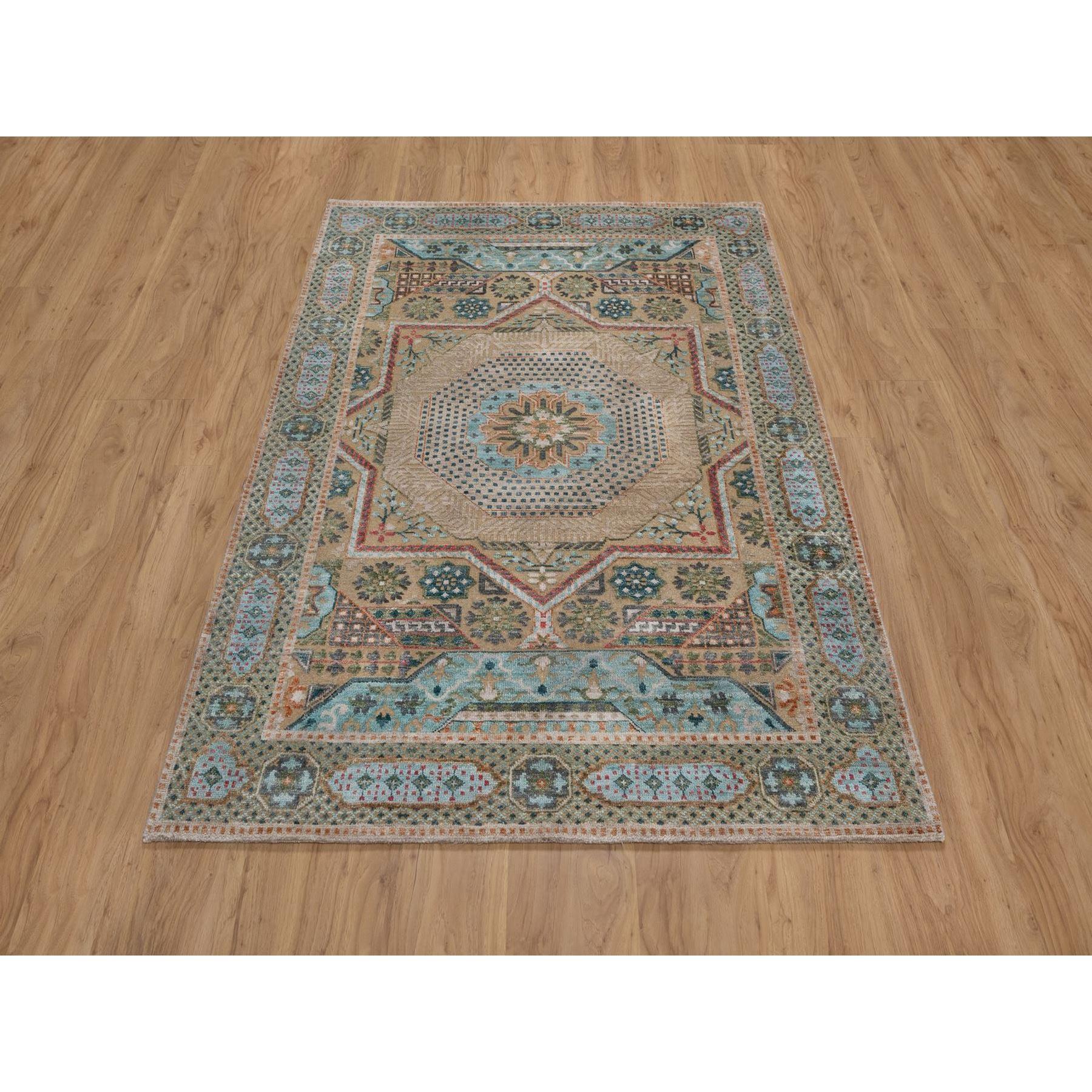 Khakibraun, Mamluken-Design mit Sternmedaillon, handgeknüpft, strukturierte Wolle und Seide, Orientteppich
Primäre MATERIALIEN: Wolle & Seide
Latex: Kein Flor 
Höhe: 0,25 Zoll
Stil: Traditionell
Grundfarbe: Braun
Sekundäre Farben: Rot, Orange, Blau,