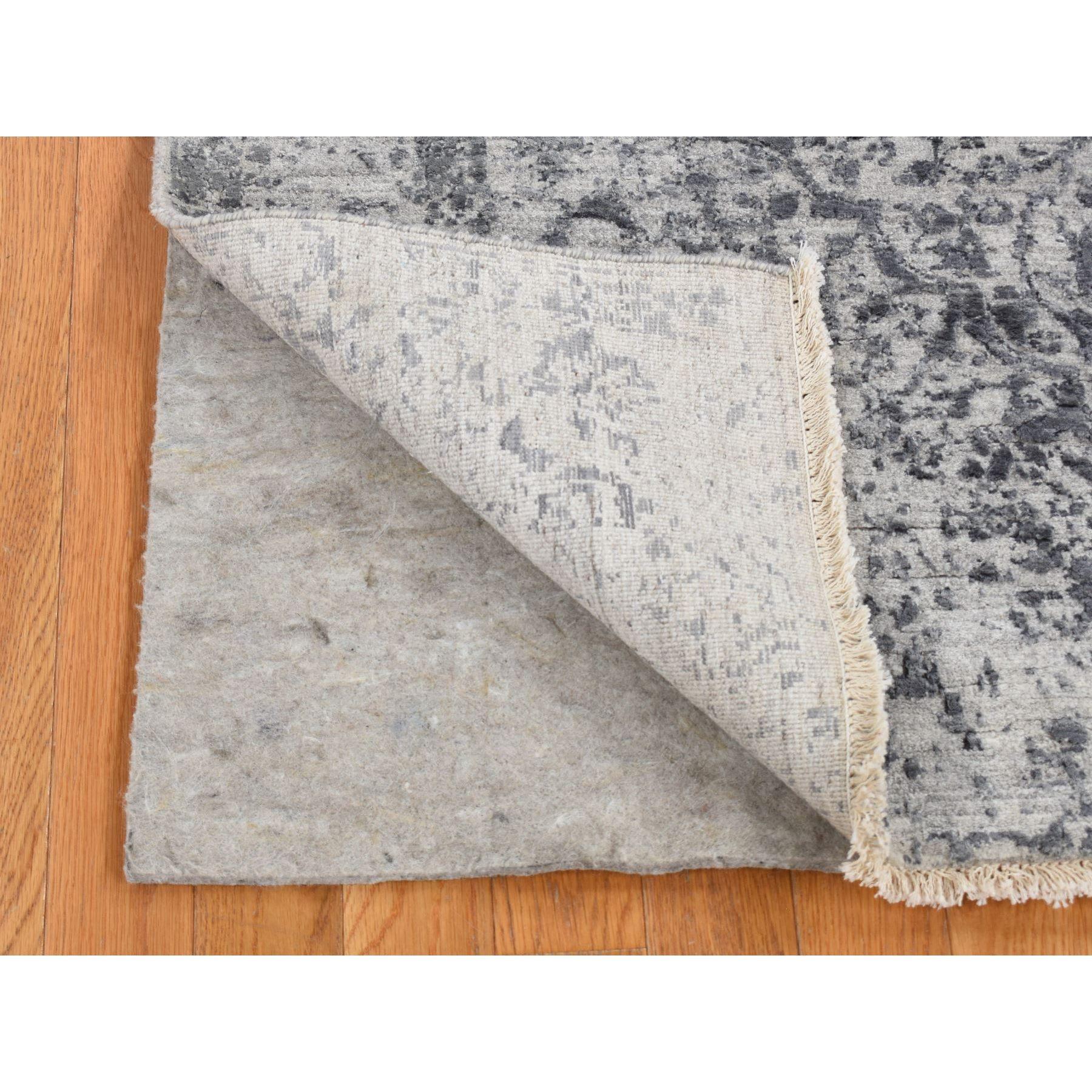 Karbongrau, Gelöschtes persisches Design, Wolle und reine Seide, Handgeknüpft, Orientteppich
Primäre MATERIALIEN: Wolle & Seide
Latex: Kein Flor 
Höhe: 0,25 Zoll
Stil: Transitional
Grundfarbe: Grau
Sekundäre Farben: Schwarz, Hellgrau,