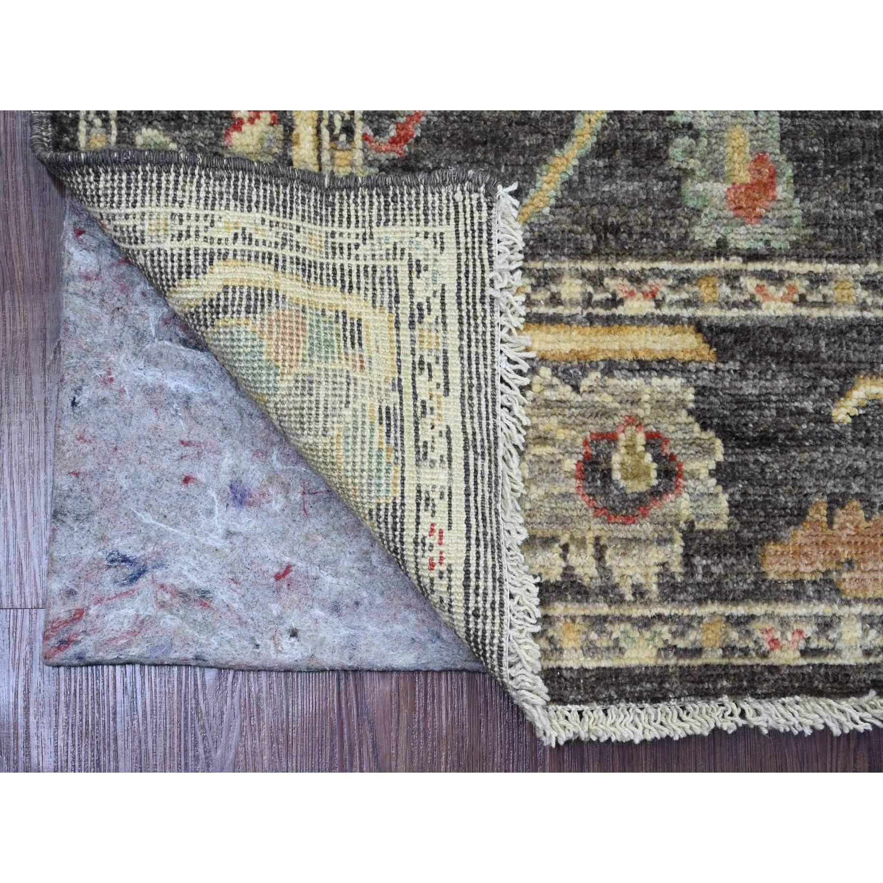 Dim Gray, noué à la main, Afghan Angora Oushak avec motif de feuilles colorées, teintures végétales, 100% laine, tapis d'Orient
Matières premières : Laine
Latex : Pas de poils 
hauteur : 0,25 pouces
Style : Transitionnel
Couleur primaire :