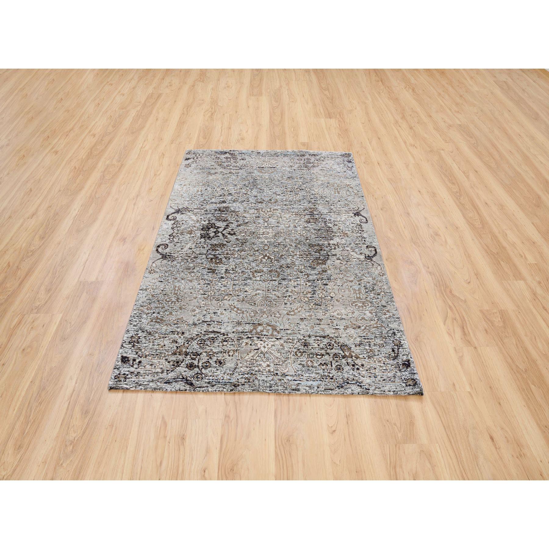 Il s'agit d'un véritable tapis d'Orient gris, d'influence persane transitionnelle à motif de médaillon effacé, en soie et laine texturée, noué à la main. Il a été noué pendant des mois et des mois selon la technique séculaire de l'artisanat du