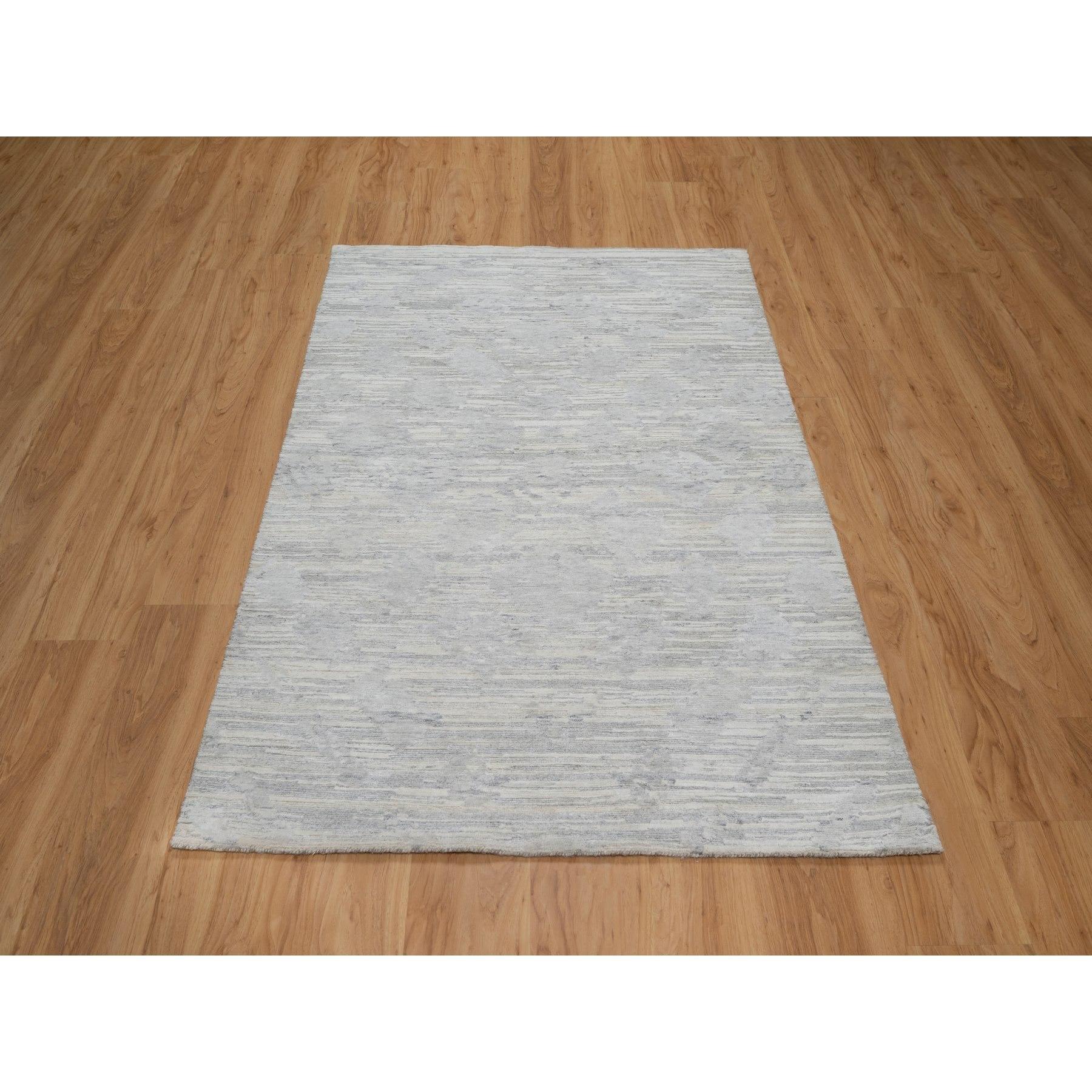 Gris moyen, Noué à la main, Design Modern, Laine naturelle non teintée filée à la main, Tapis d'Orient
Matières premières : Laine
Latex : Pas de poils 
hauteur : 0,25 pouces
Style : Contemporain
Couleur primaire : Gris
Couleurs secondaires : Ivoire,