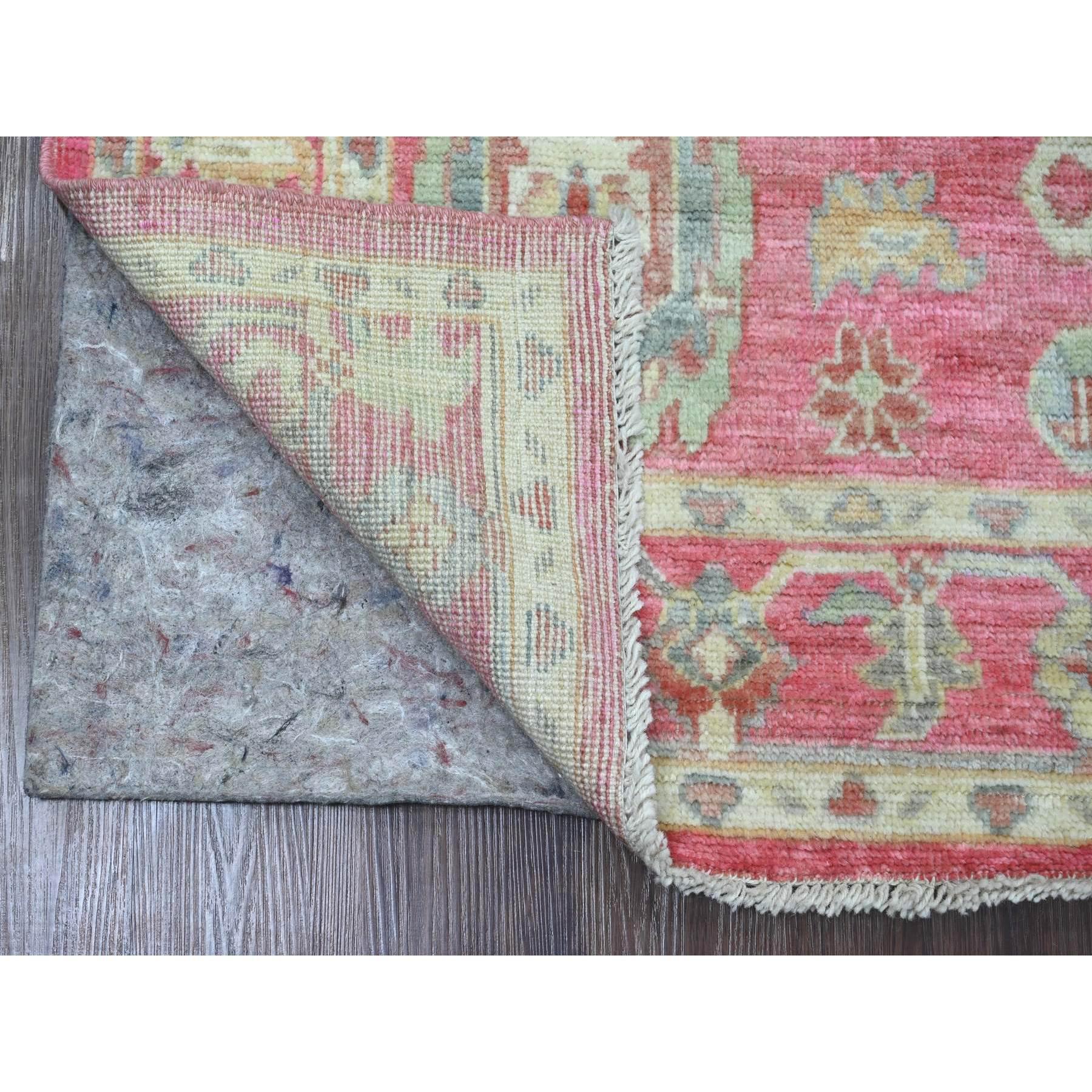 Punch Pink, Tappeto afgano d'angora Oushak con disegno di foglie all over, annodato a mano, tinture vegetali, 100% lana, Tappeto orientale
Materiali primari: Lana
Lattice: No Pile 
altezza: 0,25 pollici
Stile: Di transizione
Colore primario: