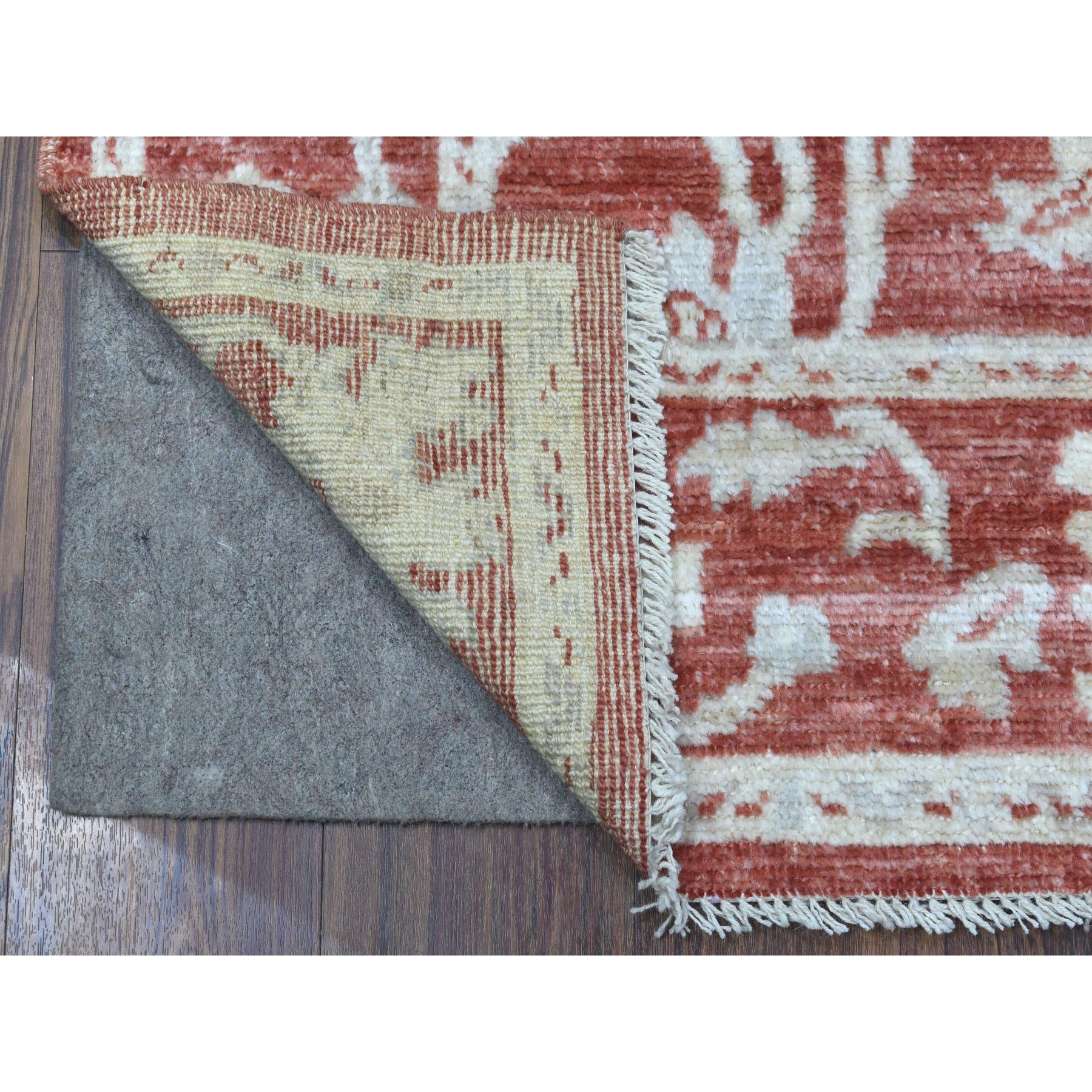Dies ist eine wirklich echte one-of-a-kind Red Angora Oushak mit verblassten Farben Extra weich, samtig Wolle handgeknüpft Orientteppich. Es wurde monatelang von erfahrenen Kunsthandwerkern in jahrhundertealten Webtechniken geknüpft.
Primäre