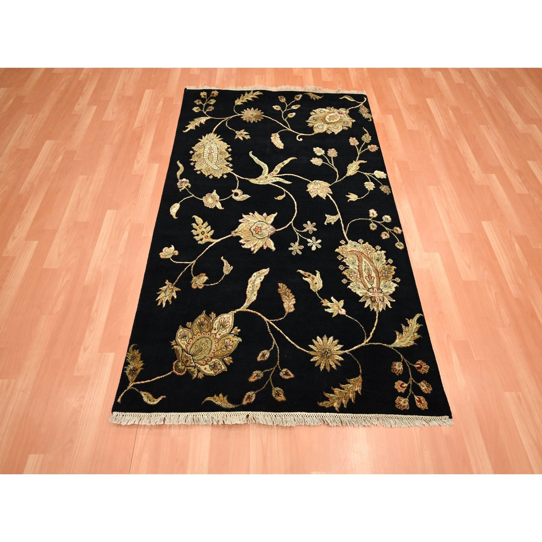 Caviale nero, metà lana e metà seta, disegno botanico senza bordi, tessuto fitto, pelo morbido, annodato a mano, tappeto orientale
Materiali primari: Lana e seta
Lattice: No Pile 
altezza: 0,25 pollici
Stile: Tradizionale
Colore primario: