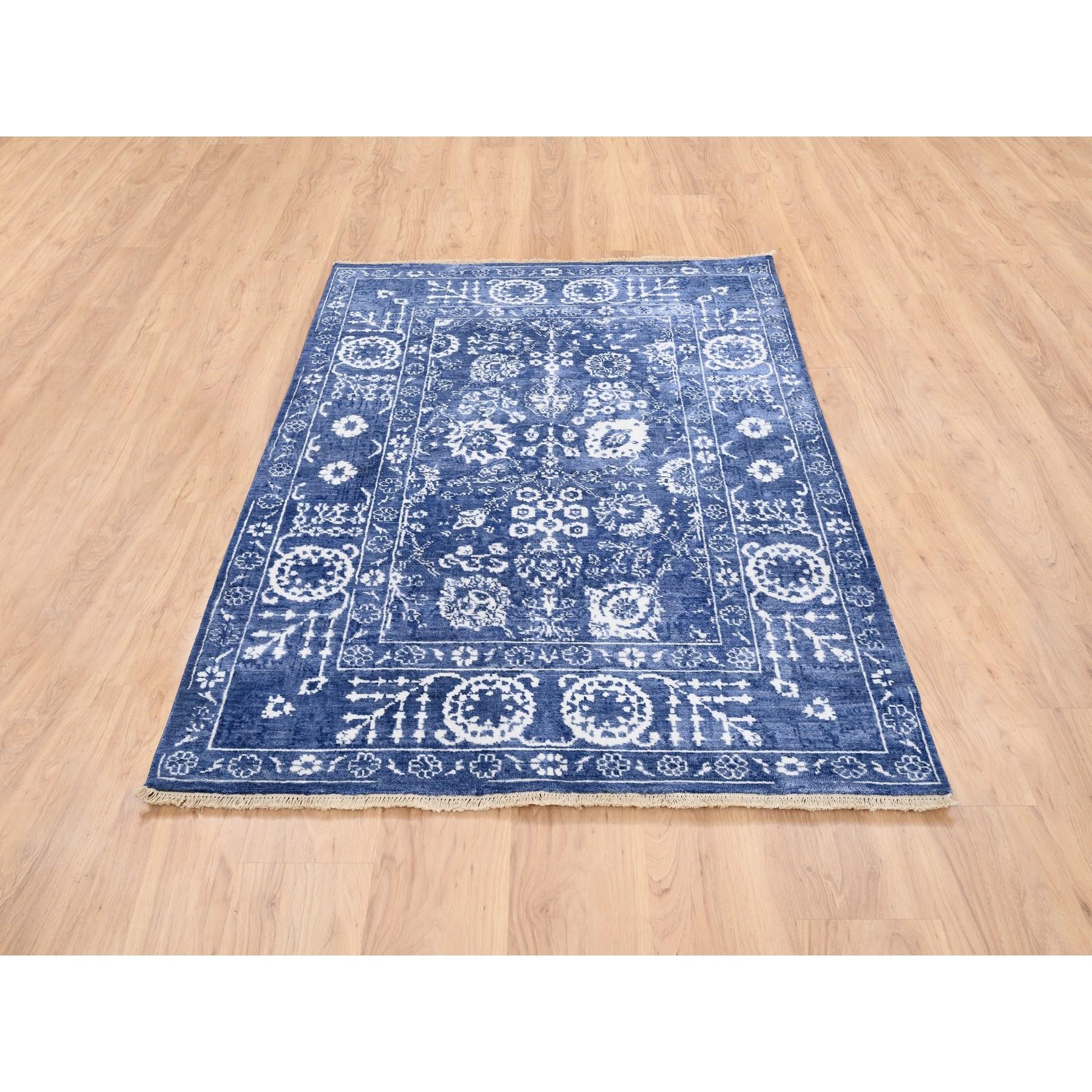 Si tratta di un autentico esemplare unico di tappeto orientale in lana e seta annodato a mano di Tabriz, di colore blu denim e tono su tono. È stato annodato per mesi e mesi secondo le secolari tecniche di tessitura persiana da esperti
