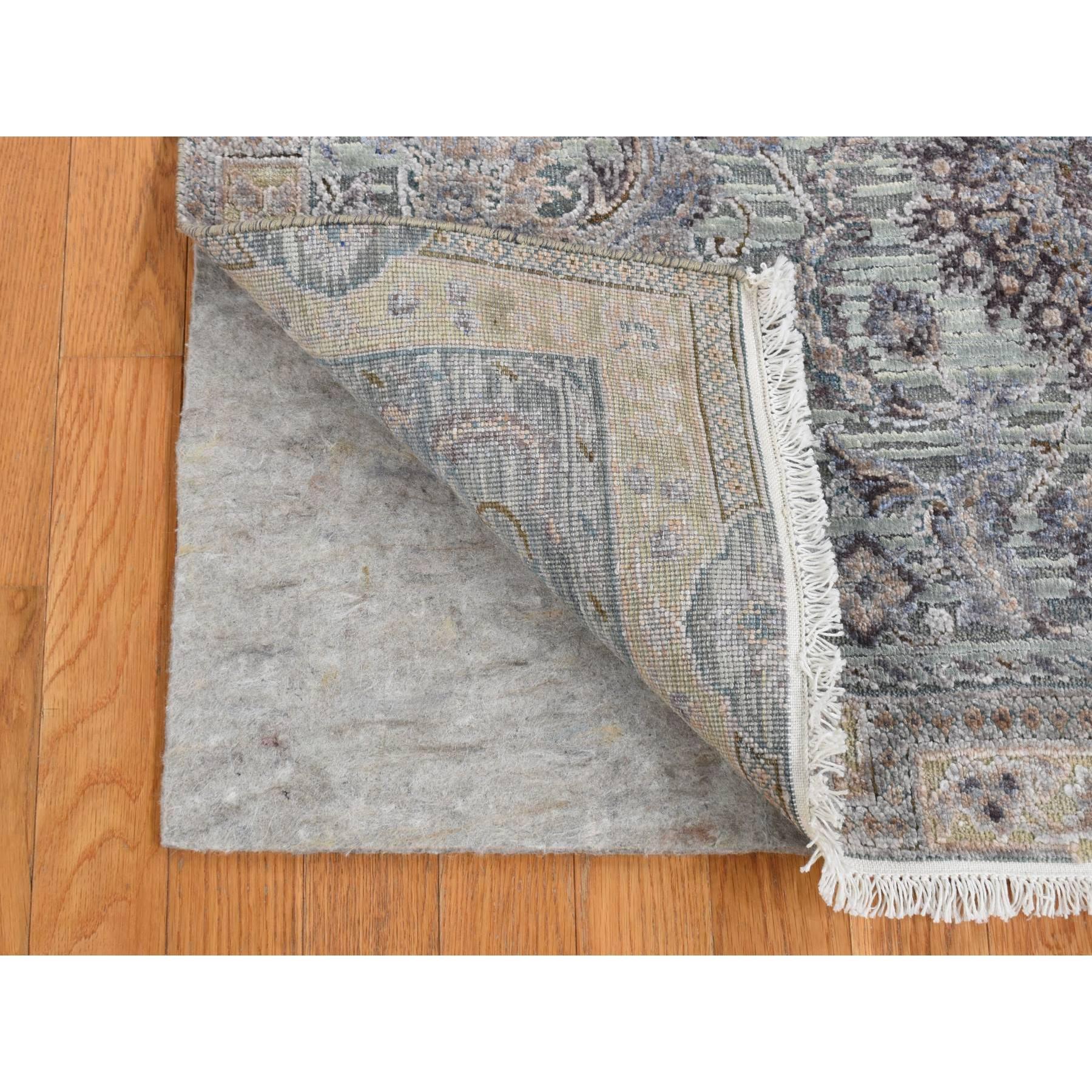 Lorbeergrün, Reine Seide mit texturierter Wolle, Mughal Design, Handgeknüpft, Orientteppich
Primäre MATERIALIEN: Wolle & Seide
Latex: Kein Flor 
Höhe: 0,25 Zoll
Stil: Transitional
Grundfarbe: Grün
Sekundäre Farben: Hellgrün, Dunkelgrau, Schwarz,