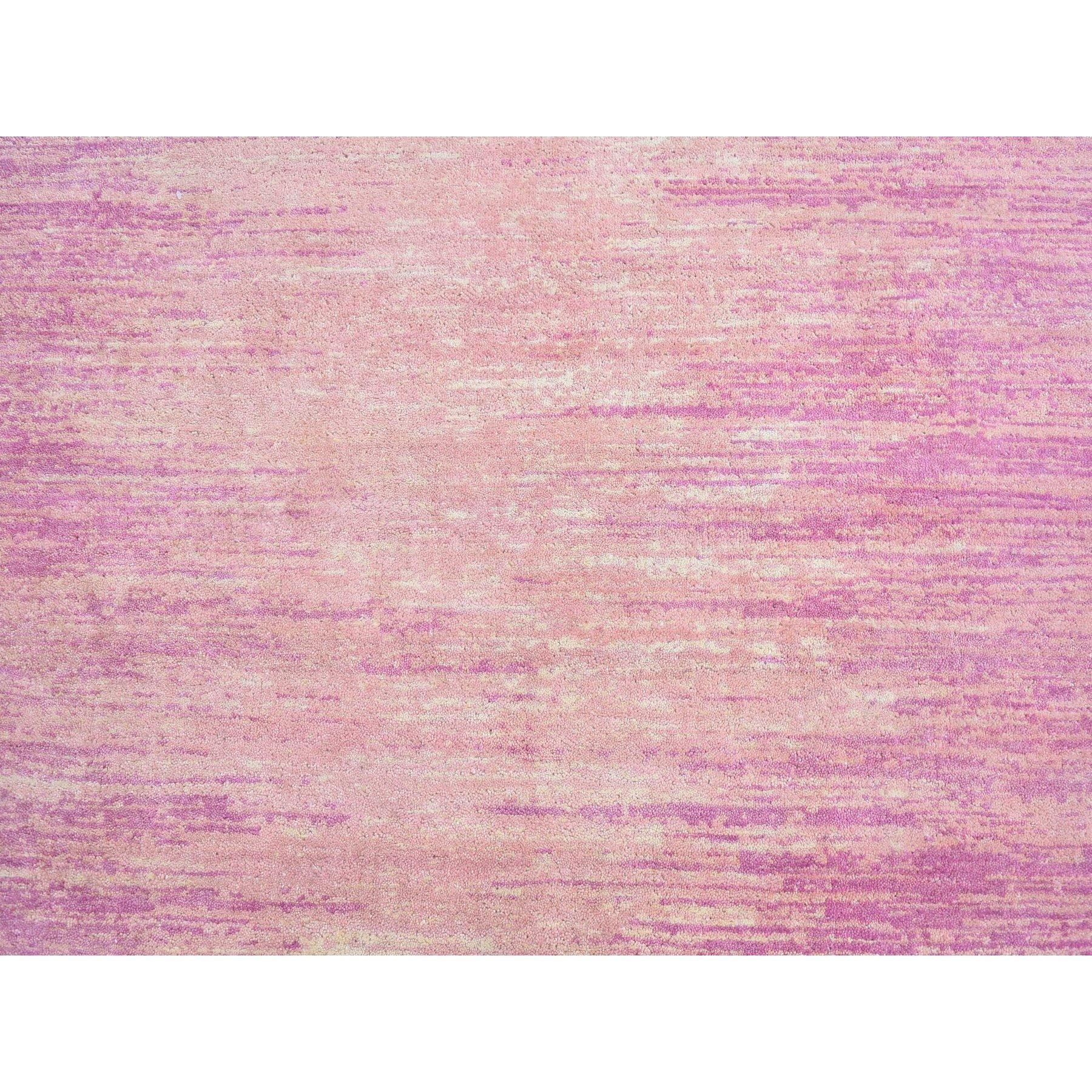 Si tratta di un autentico tappeto orientale annodato a mano, di colore rosa, spesso e soffice, di sola lana organica, con disegno orizzontale Ombre. È stato tessuto per mesi e mesi secondo le secolari tecniche di tessitura persiane da esperti