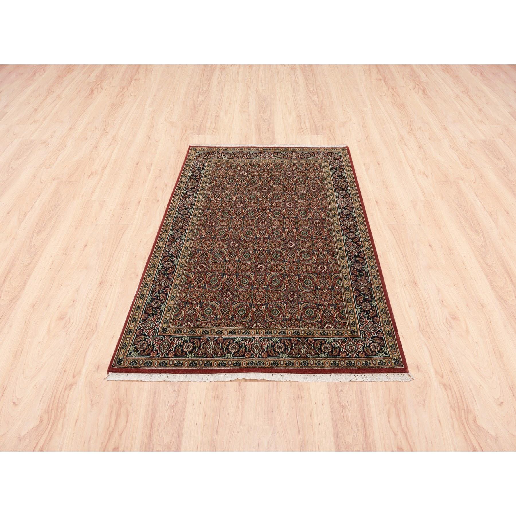 Il s'agit d'un véritable tapis d'Orient en laine rouge nouée à la main 250 KPSI Luxury Herati Fish Design Dense Weave. Il a été noué pendant des mois et des mois selon des techniques de tissage séculaires par des artisans experts.
Matières premières