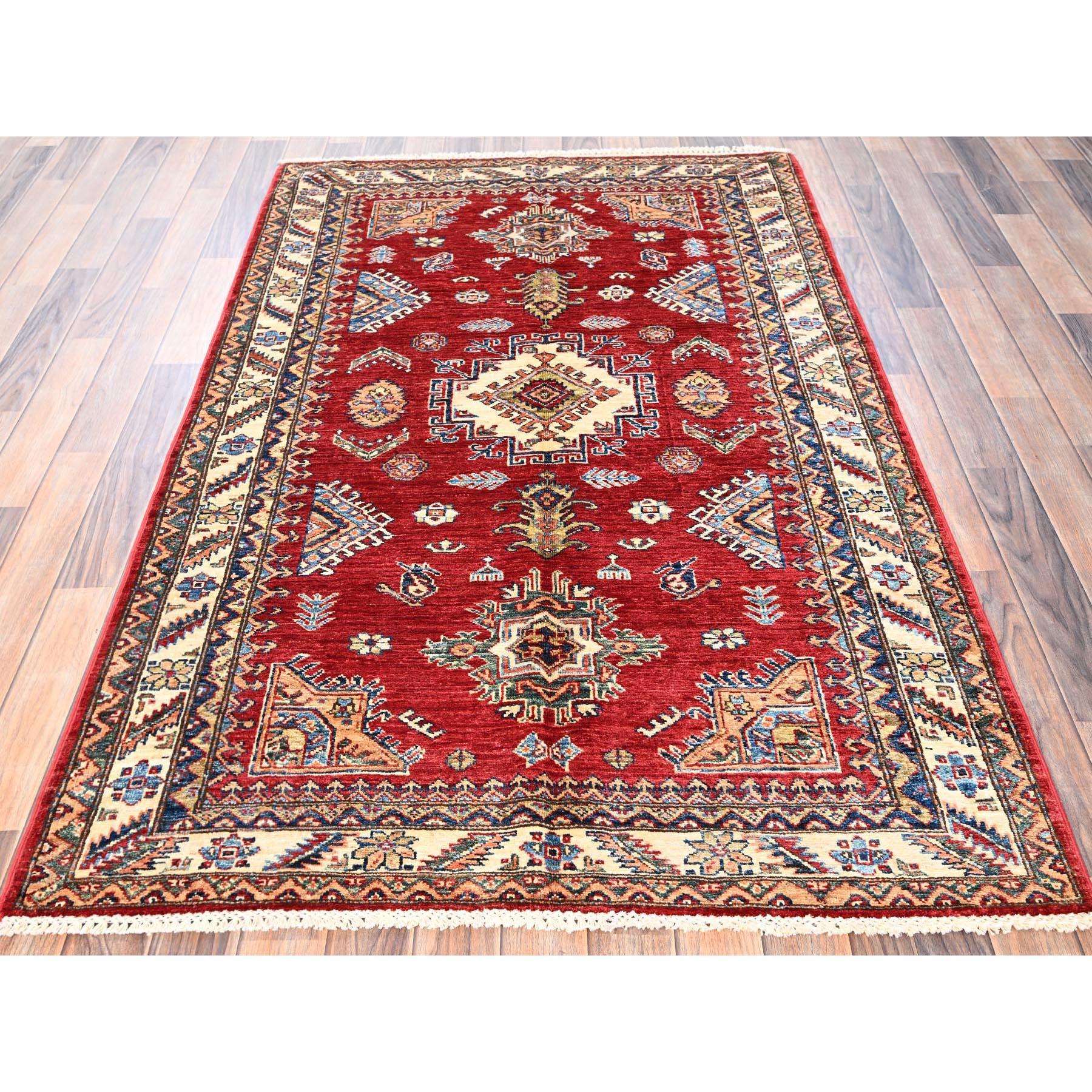 Rojo Carmesí, Anudada a Mano, Super Kazak Afgana con Diseño de Medallones Tribales, Lana Pura, Tintes Vegetales, Alfombra Oriental
Materiales primarios: Lana
Látex: Sin pelo 
altura: 0,25 Pulgadas
Estilo: Tradicional
Color principal: Rojo
Colores