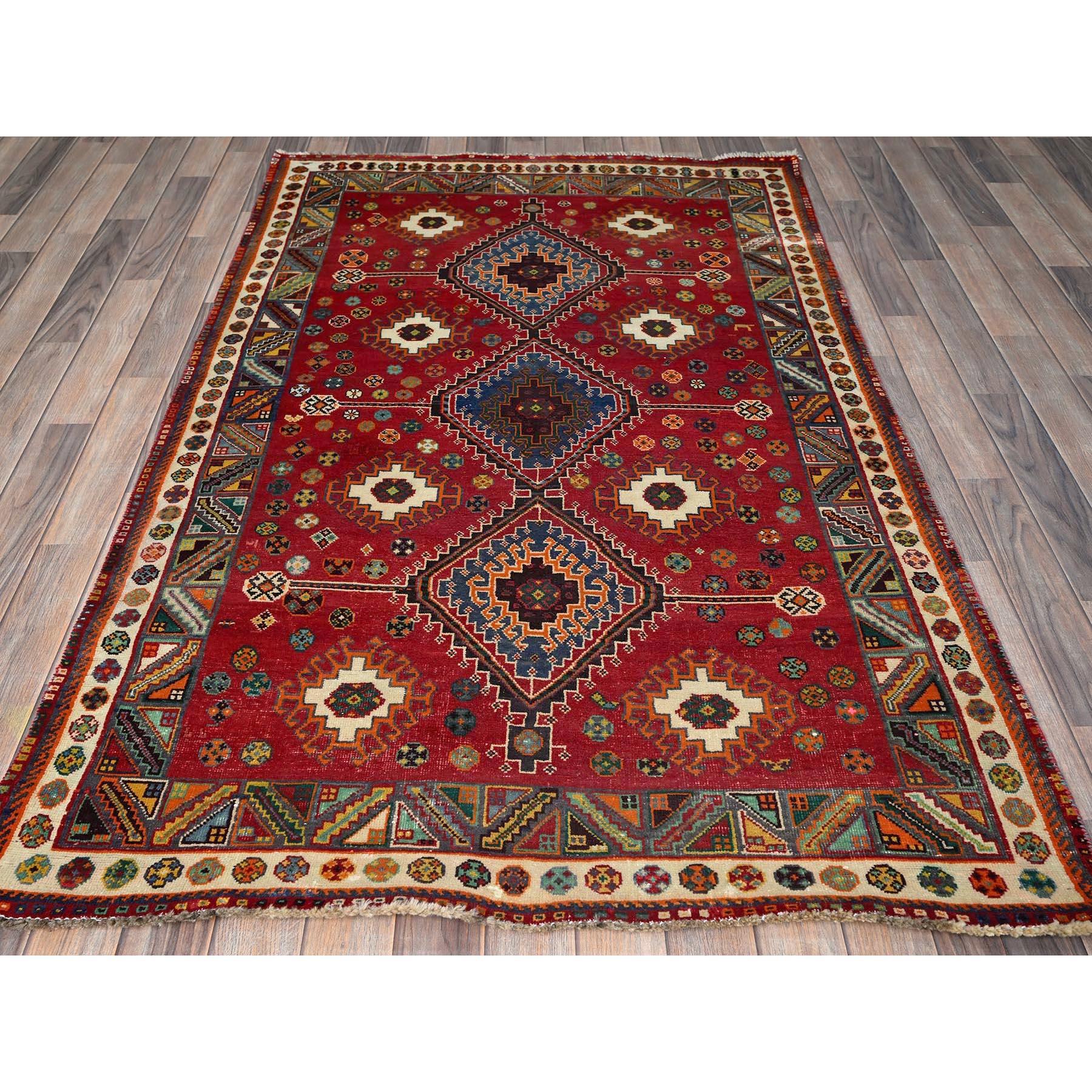 Scharlachrot, Vintage Persisch Shiraz mit geometrischem Medaillon-Design, niedrig geschoren, ohne Flor, Seiten und Enden professionell gesichert, sauber, handgeknüpft, 100% Wolle, Orientteppich
Primäre MATERIALIEN: Wolle
Latex: Kein Flor 
Höhe: 0,25