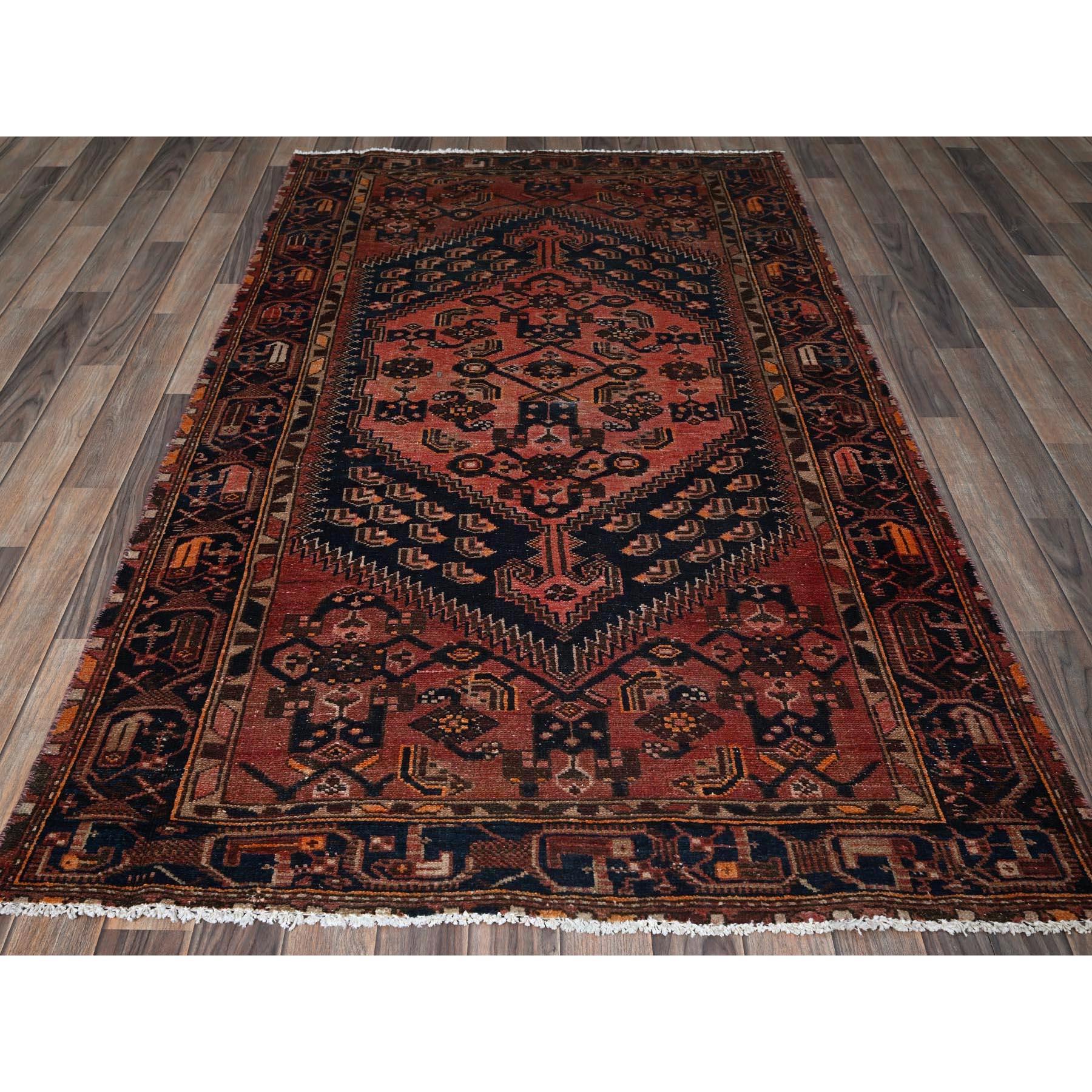 Tappeto orientale, Vintage Persian Hamadan con design geometrico, rasato, zero pali, lati ed estremità fissati professionalmente, uniformemente consumato, annodato a mano, 100% lana.
Materiali primari: Lana
Lattice: No Pile 
altezza: 0,25