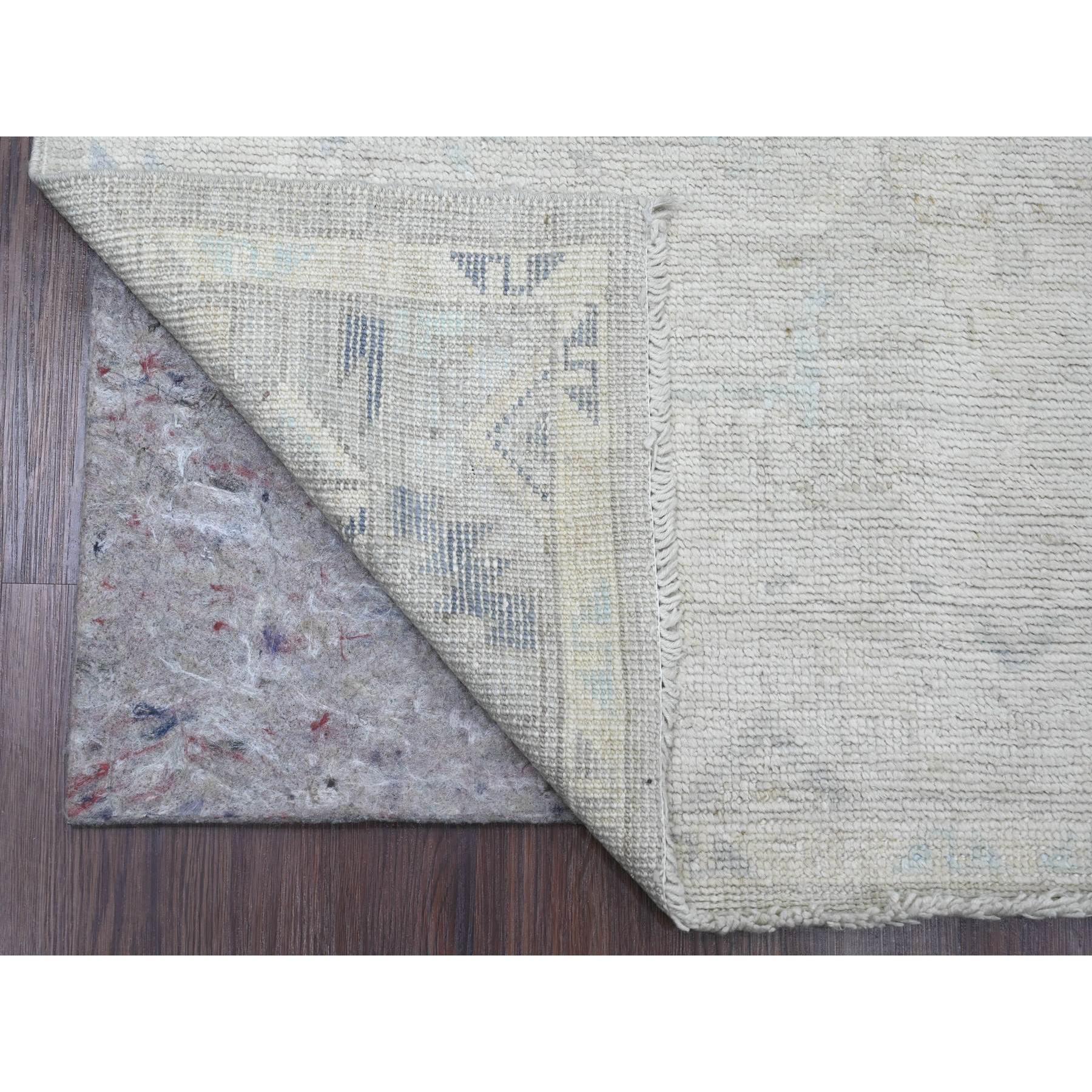Tappeto orientale in lana di alta montagna, annodato a mano, ispirato ai villaggi anatolici e con disegni geometrici, Oyster Gray, Washed Out Anatolian Village.
Materiali primari: Lana
Lattice: No Pile 
altezza: 0,25 pollici
Stile: Di