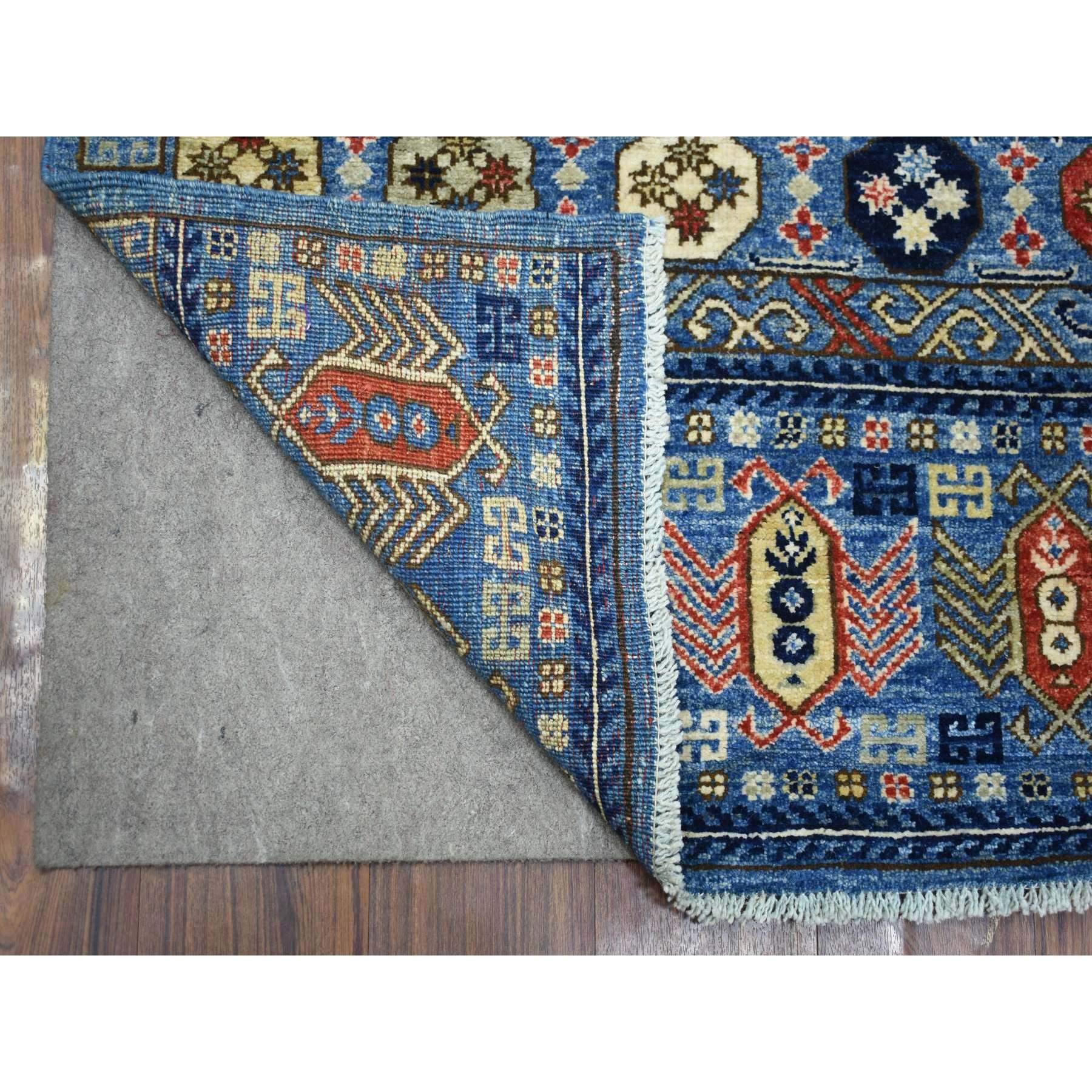 Il s'agit d'un véritable tapis d'Orient bleu denim, noué à la main, Afghan Ersari avec un motif de prière, teintures naturelles, tissage dense en laine douce, large chemin de roulement. Il a été noué pendant des mois et des mois selon les techniques