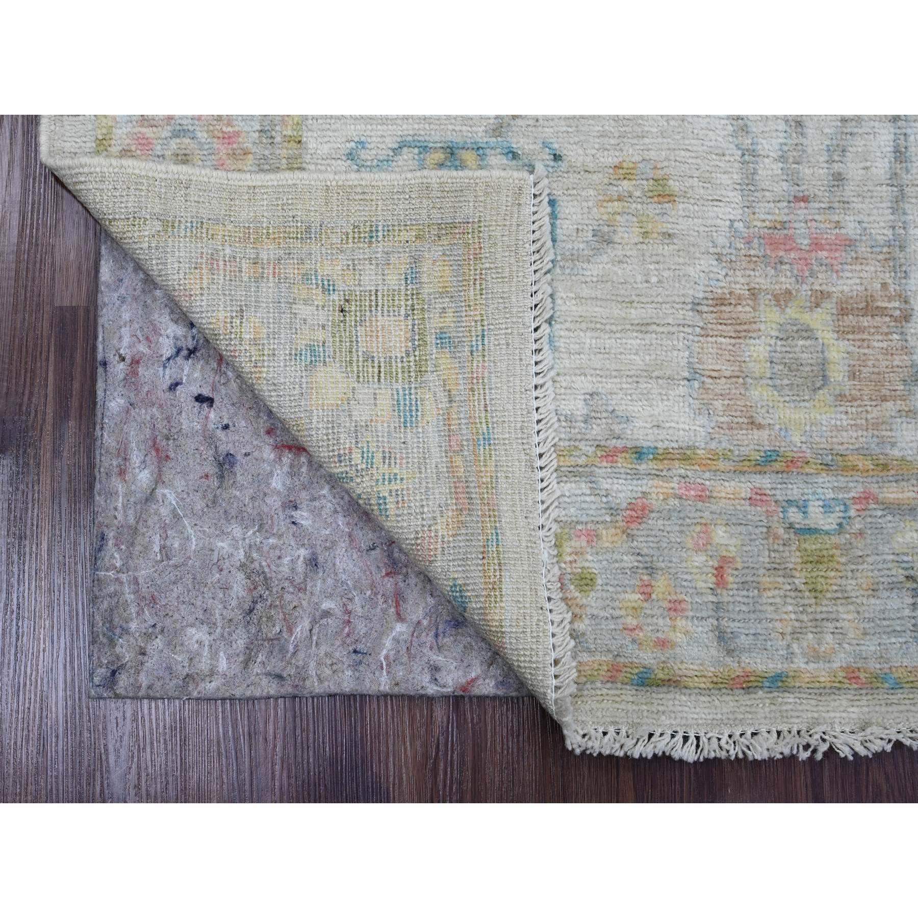 Chiffon White, annodato a mano, Afghan Angora Oushak con disegni di foglie colorate, tinture vegetali, 100% lana, ampio runner, tappeto orientale
Materiali primari: Lana
Lattice: No Pile 
altezza: 0,25 pollici
Stile: Di transizione
Colore primario: