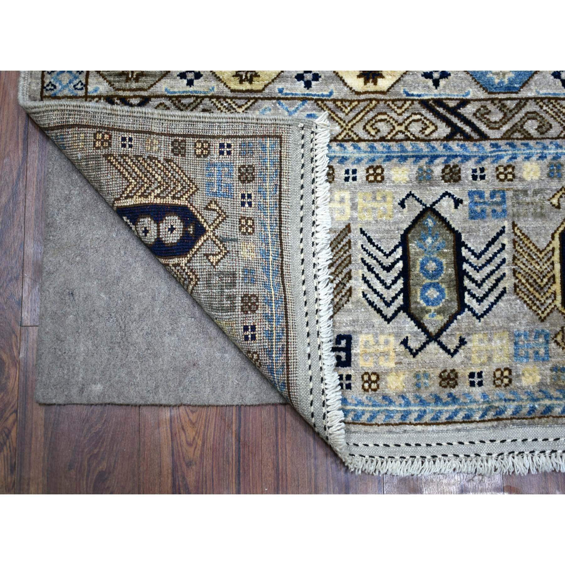 Il s'agit d'un véritable tapis d'Orient, unique en son genre, gris clair, Turkeman Ersari avec un design de prière, teintures naturelles, tissé à la main en pure laine, large. Il a été noué pendant des mois et des mois selon la technique séculaire