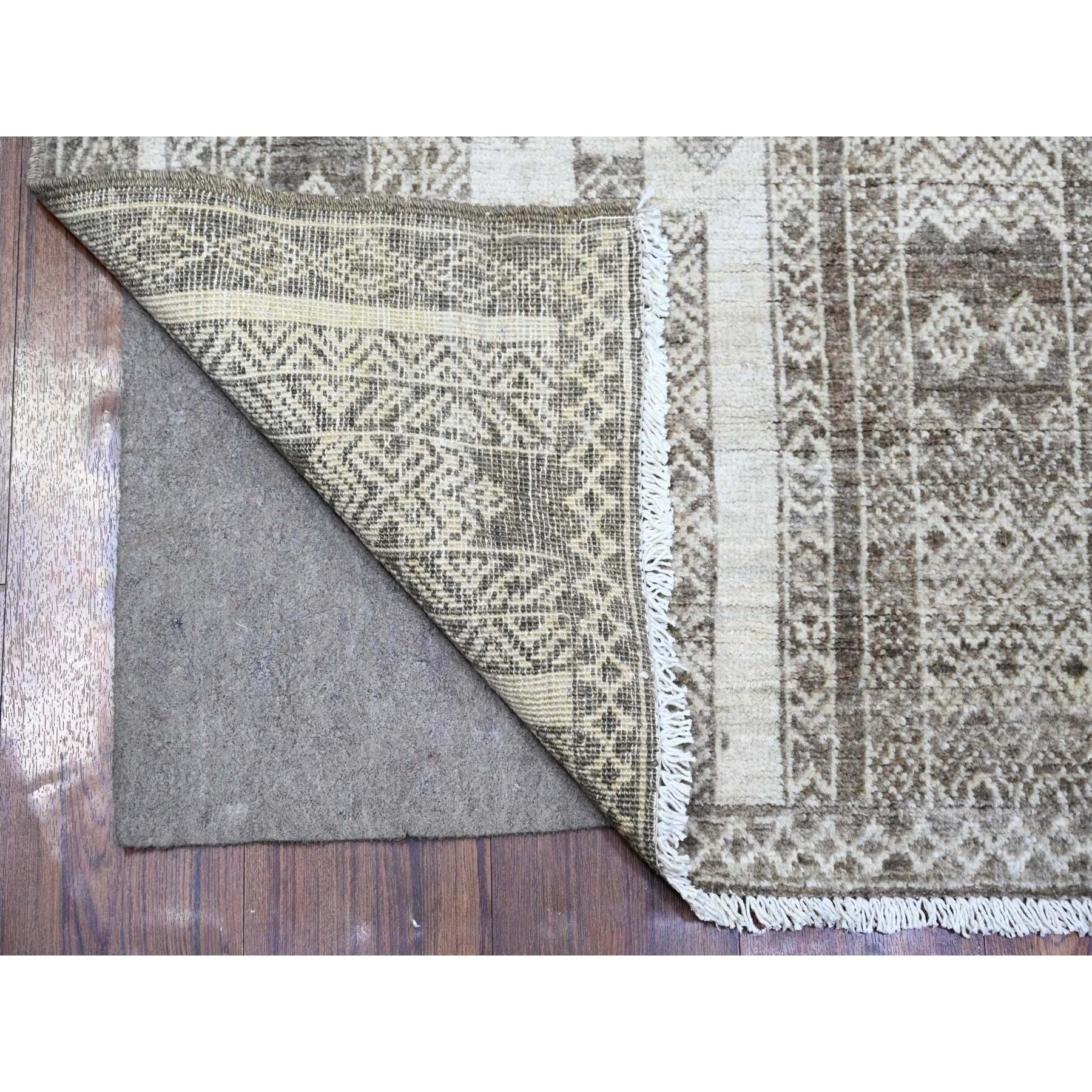 Taupebraun, Extra weiche Wolle, handgeknüpft, natürliche Farbstoffe Feiner Peshawar mit komplizierten geometrischen Motiven, Läufer Orientteppich
Primäre MATERIALIEN: Wolle
Latex: Kein Flor 
Höhe: 0,25 Zoll
Stil: Transitional
Grundfarbe: