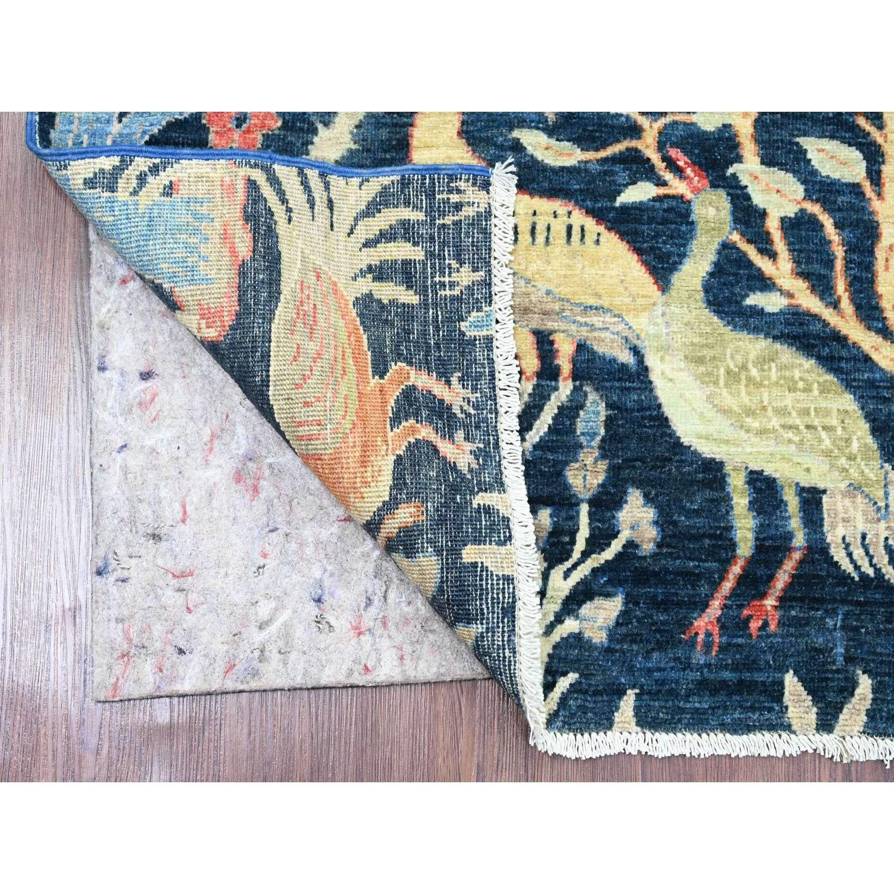 Yale Blue, Peshawar afgano con disegno di uccelli del paradiso, morbida lana, annodato a mano, tinture naturali, ampio runner, tappeto orientale
Materiali primari: Lana
Lattice: No Pile 
altezza: 0,25 pollici
Stile: Di transizione
Colore primario: