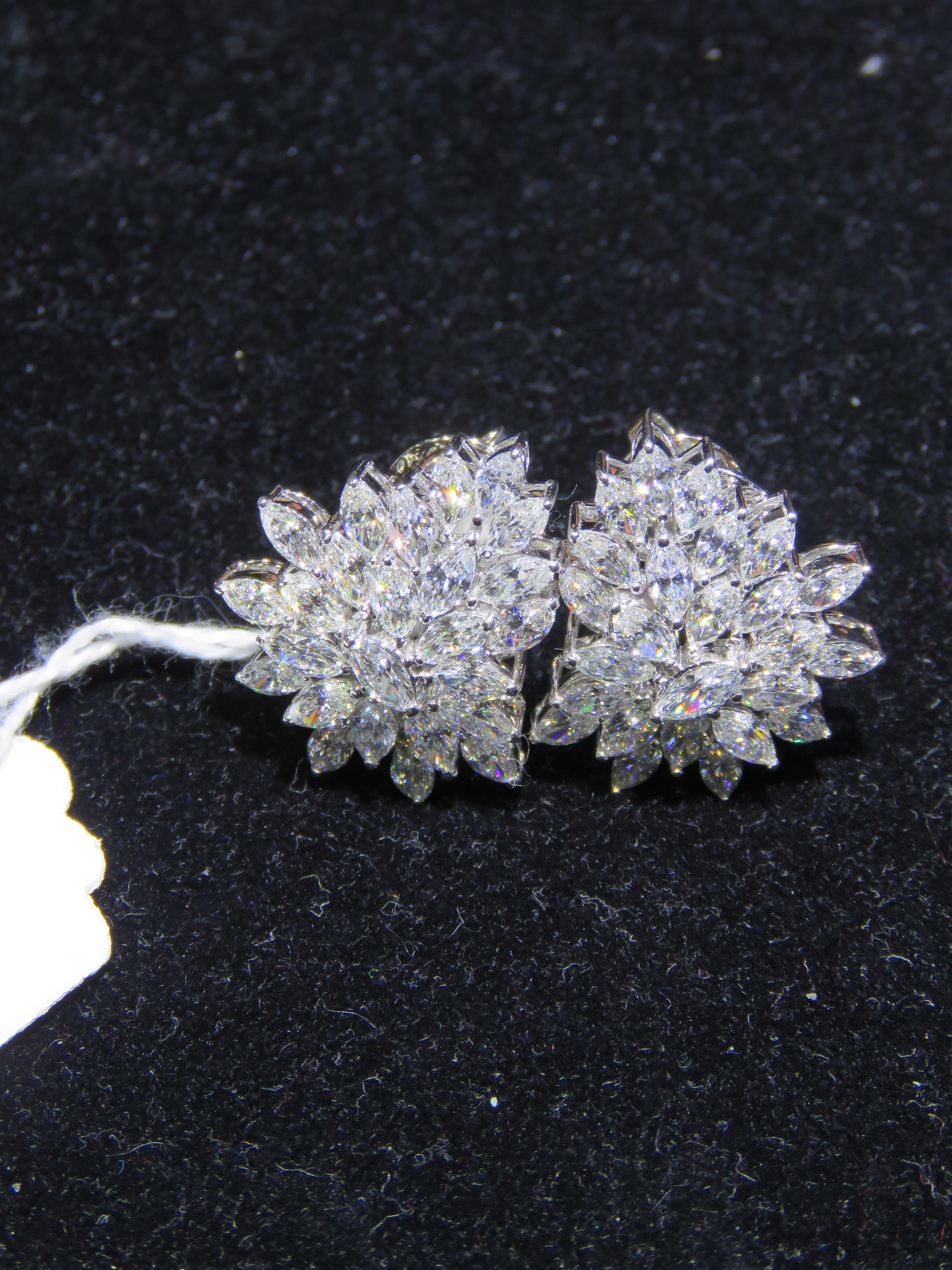 L'article suivant que nous offrons est ce Rare Important Radiant Gold 18KT Gorgeous Glittering and Sparkling Magnificent Fancy Diamond Cluster Earrings. Les boucles d'oreilles contiennent 7CTS de magnifiques diamants fantaisie rares sous forme de