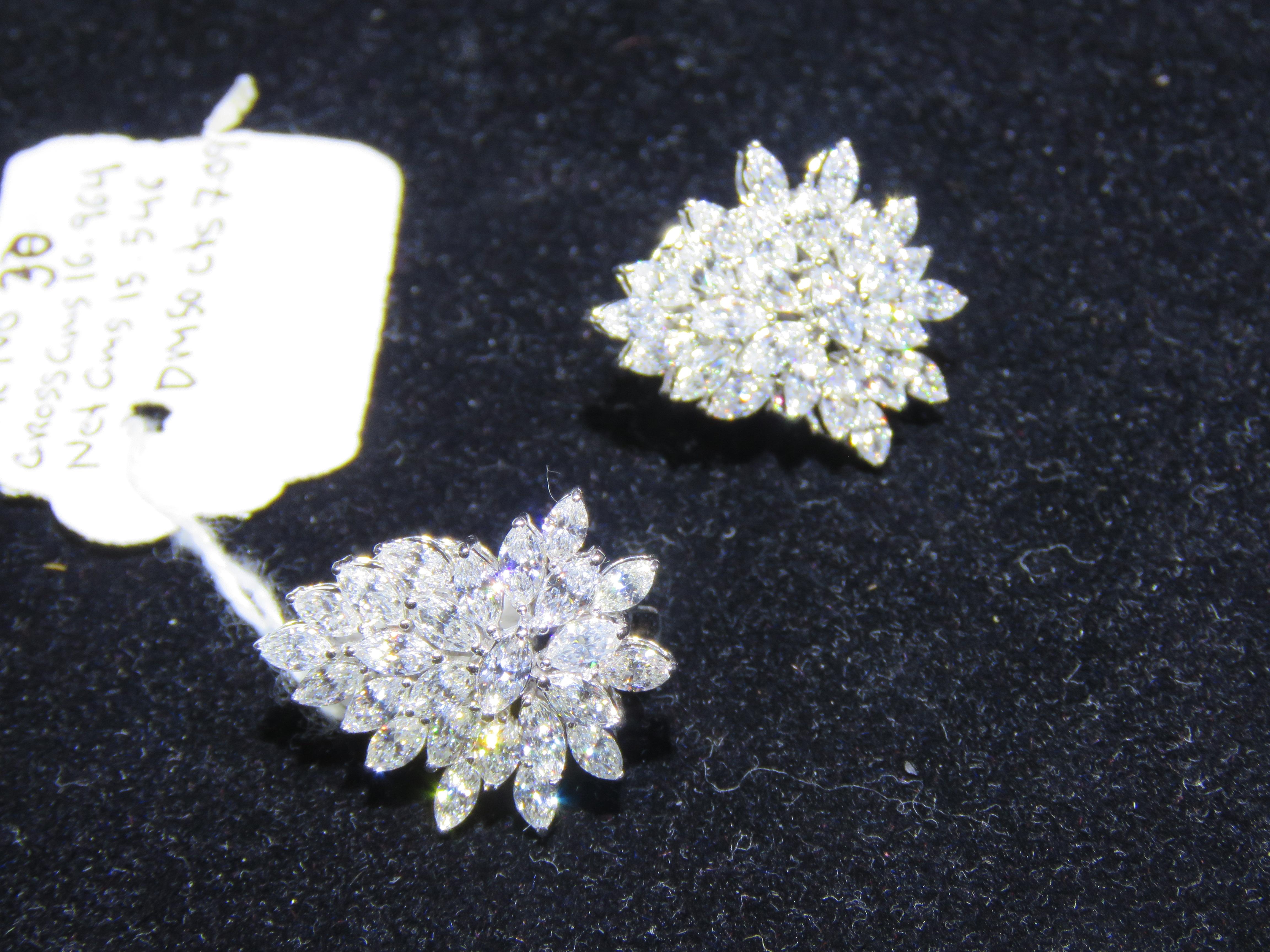 Taille mixte Boucles d'oreilles rares et importantes en or 18 carats avec diamants pailletés de grande taille, 42 000 $ en vente