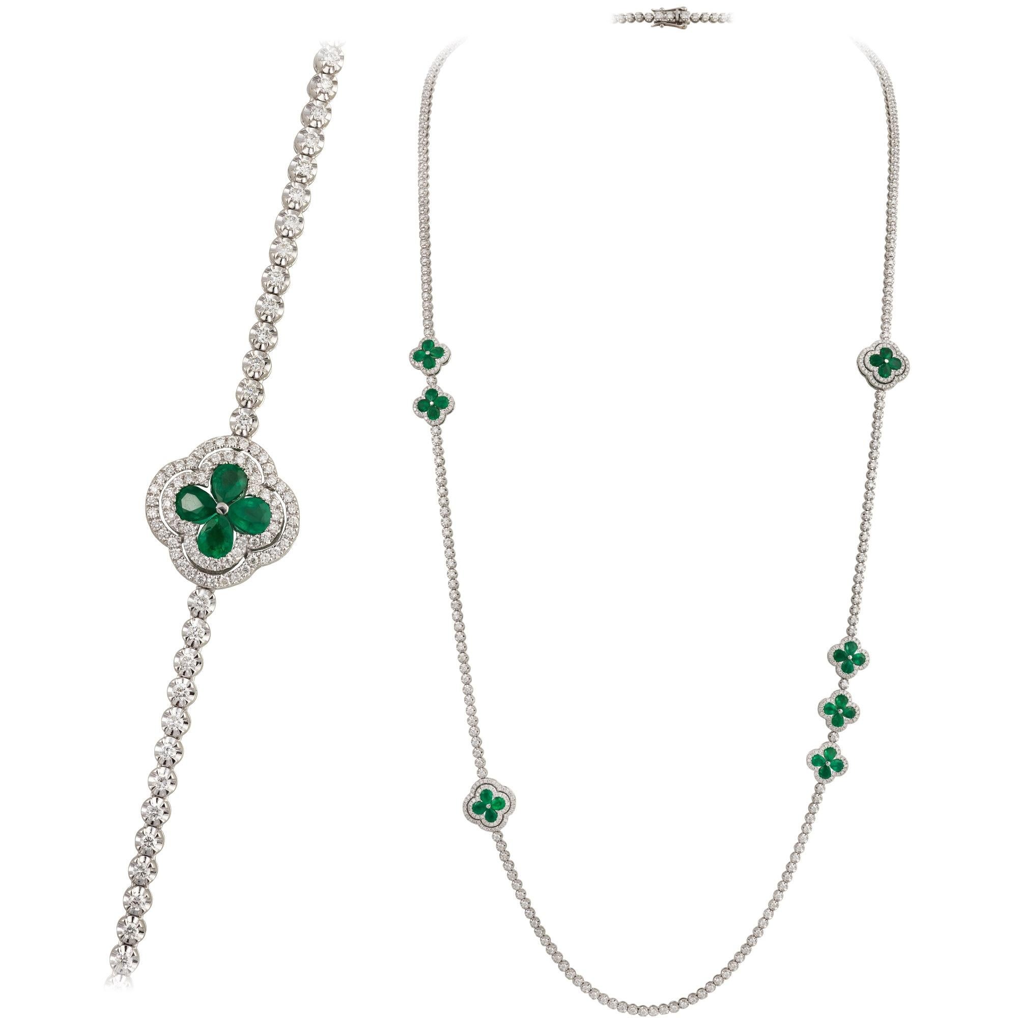 Un Raro Collar de Diamantes Esmeralda de Oro Blanco de 18 KT. El collar se compone de esmeraldas en forma de pera finamente engastadas formando flores y adornadas con brillantes diamantes blancos. ¡¡¡T.C.W. sobre 12CTS!!! Este Magnífico Collar es
