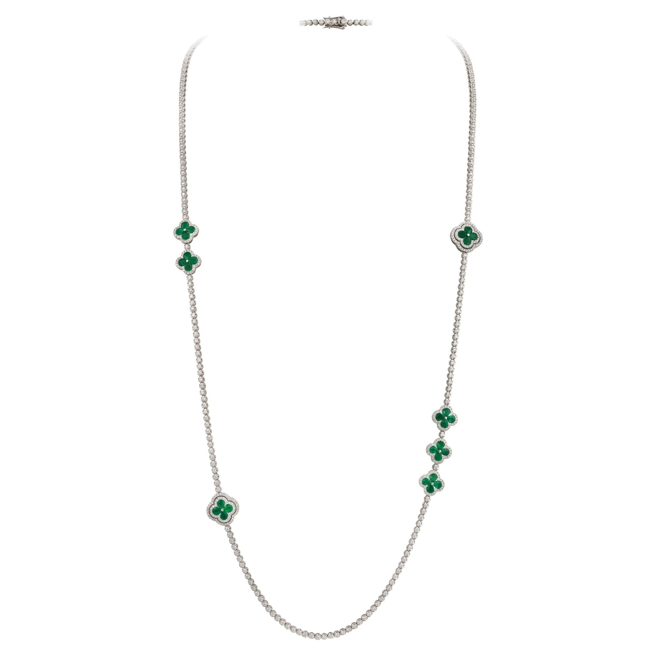 42, 500 18KT Impresionante Fantasía Brillante Flor Larga Collar de Diamantes Esmeralda en venta