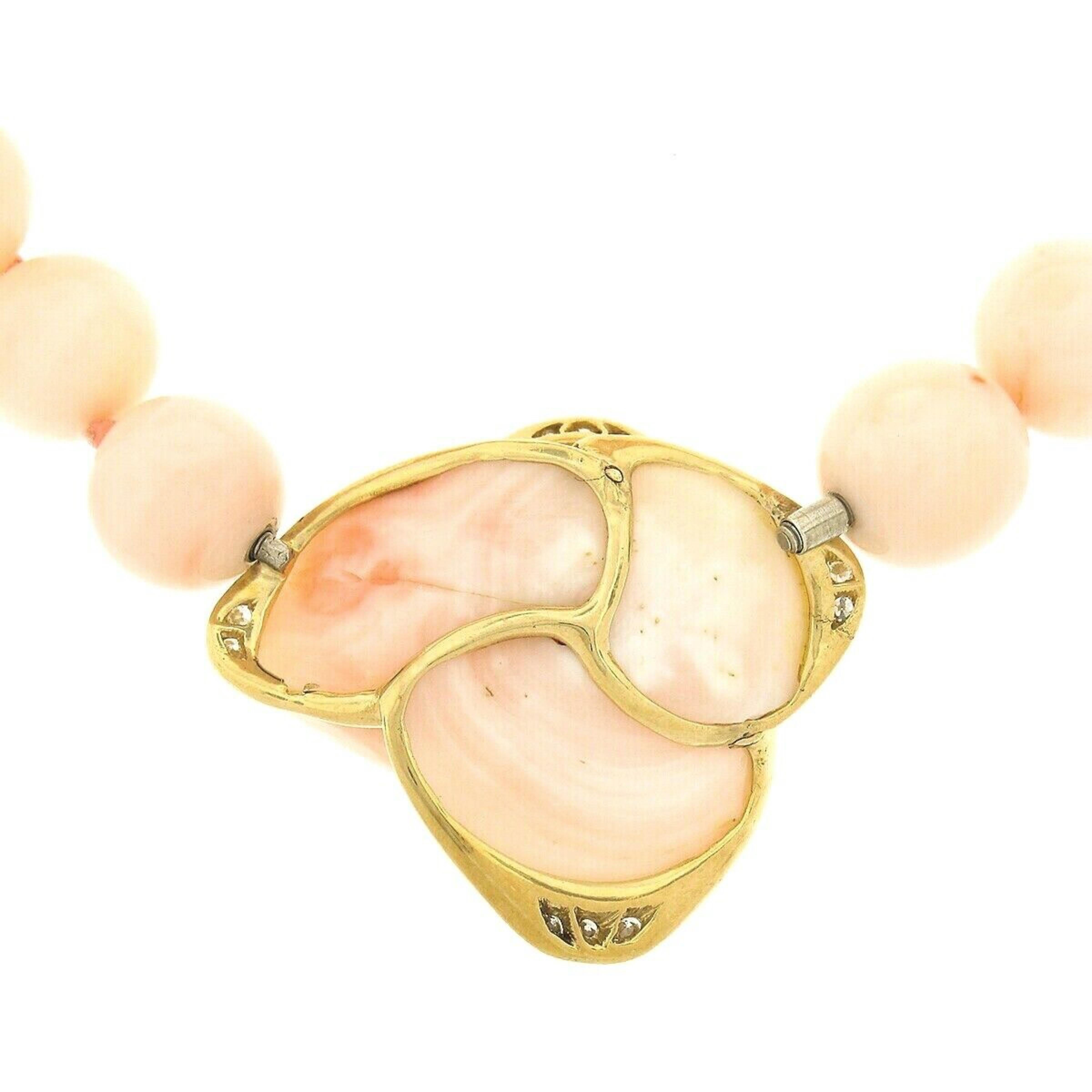 Engelshaut Koralle Strang Halskette geschnitzte Rose Blume Diamant 18k Gold Anhänger im Zustand „Gut“ in Montclair, NJ