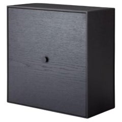 42 Schwarze Schachtel mit Eschenholzrahmen und Tür von Lassen