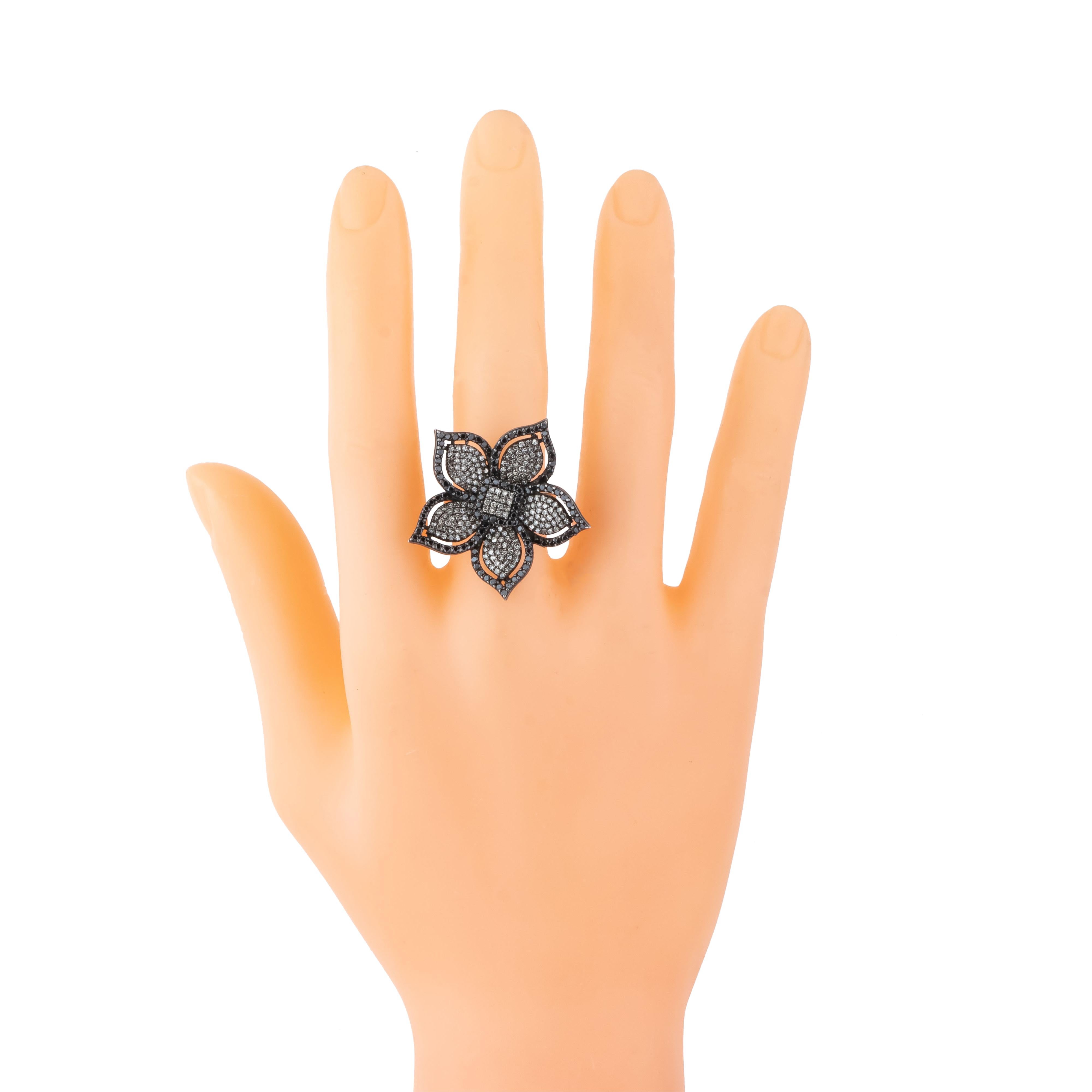 4.2 Carat Diamond Flower Cocktail Ring In New Condition For Sale In Jaipur, IN