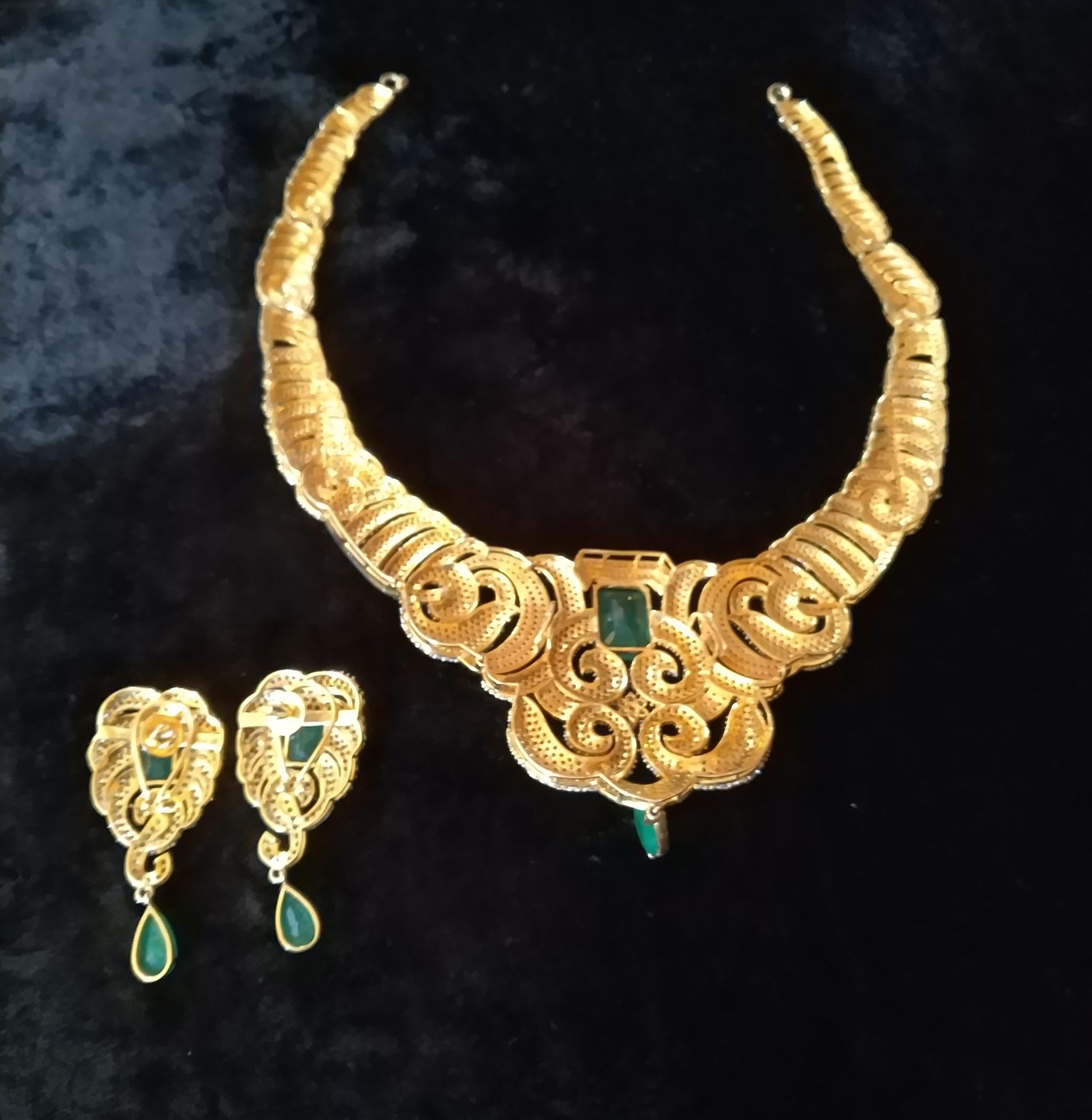 42 Carat Diamonds and 25 Carat Emerald Necklace and Earrings Set For Sale 4