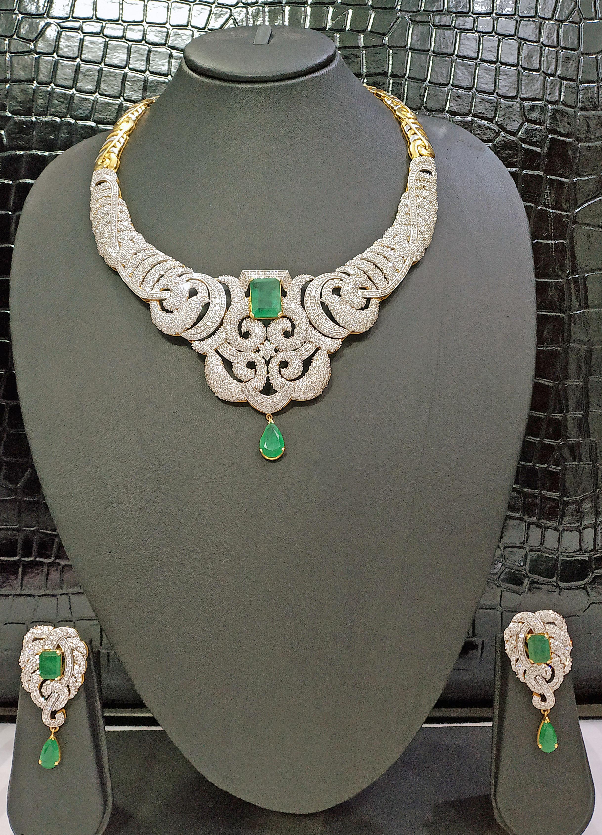 42 Carat Diamonds and 25 Carat Emerald Necklace and Earrings Set For Sale 5
