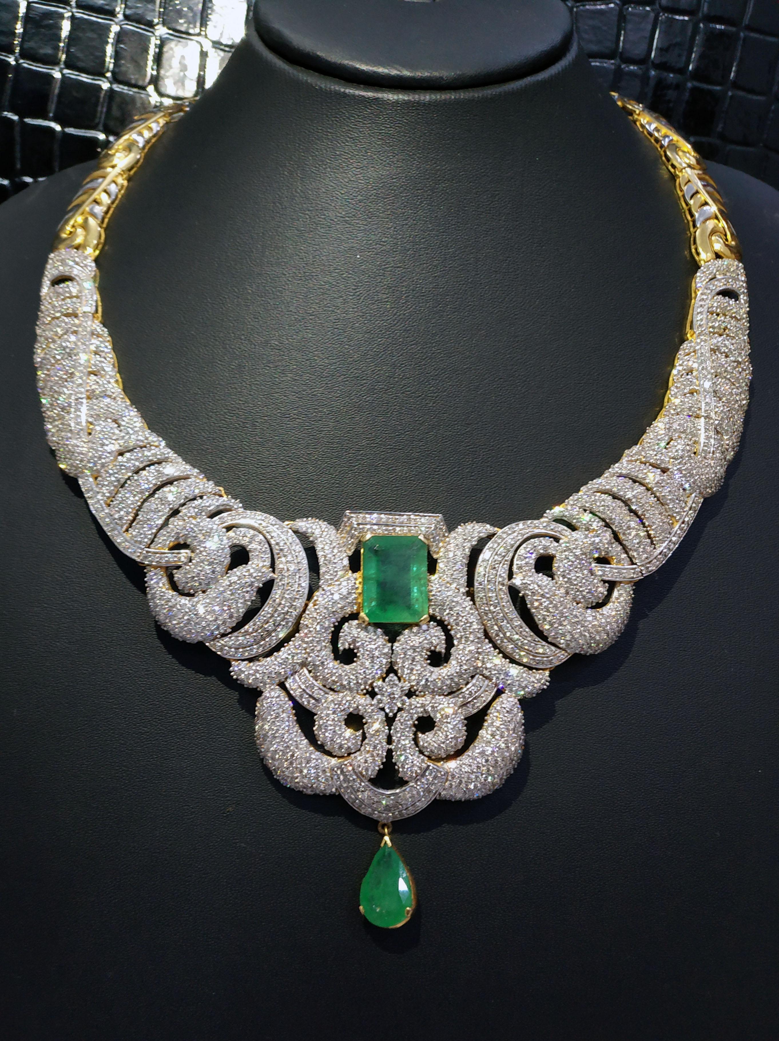 42 Carat Diamonds and 25 Carat Emerald Necklace and Earrings Set For Sale 6
