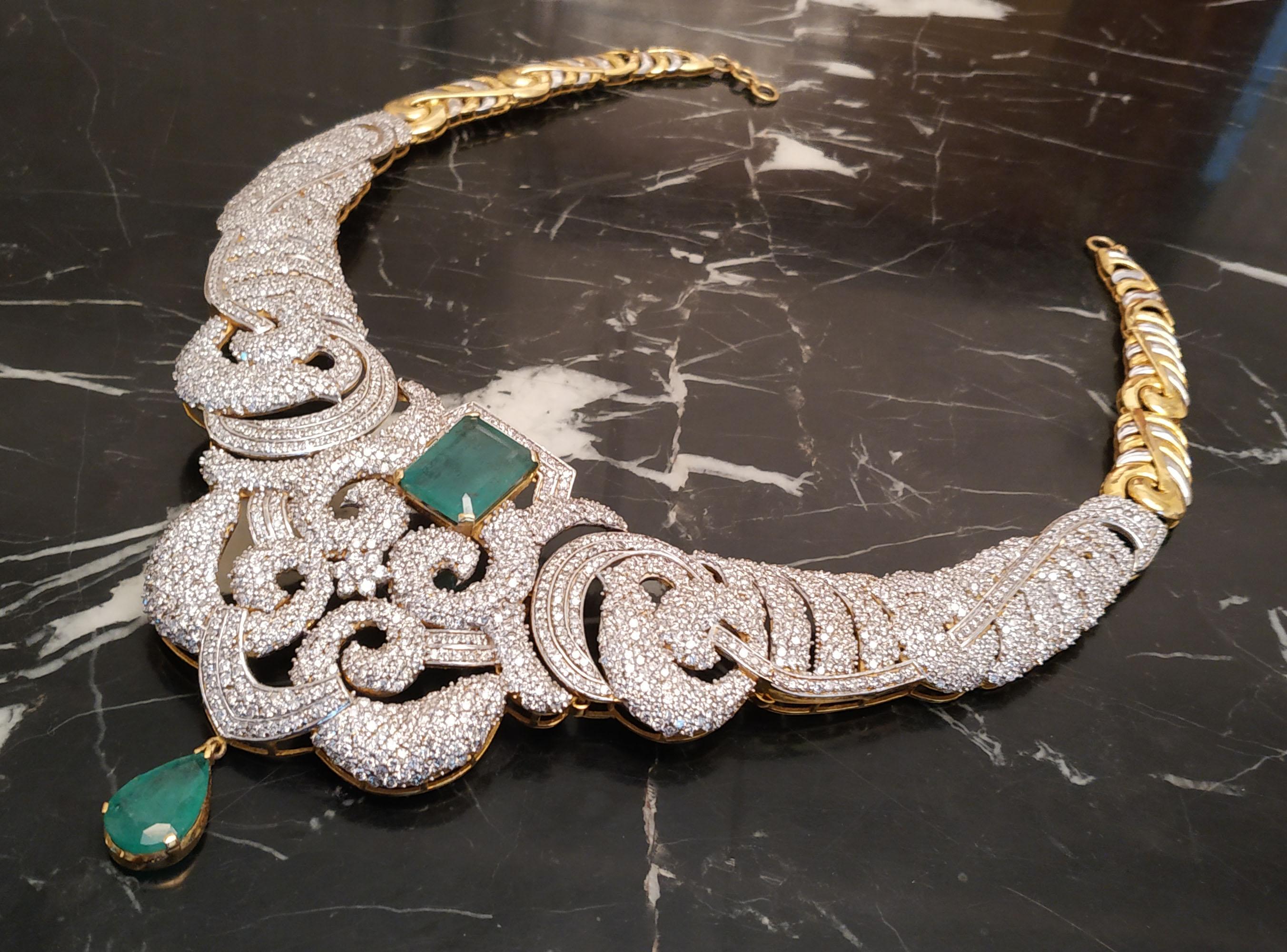 42 Carat Diamonds and 25 Carat Emerald Necklace and Earrings Set In Excellent Condition For Sale In London, GB