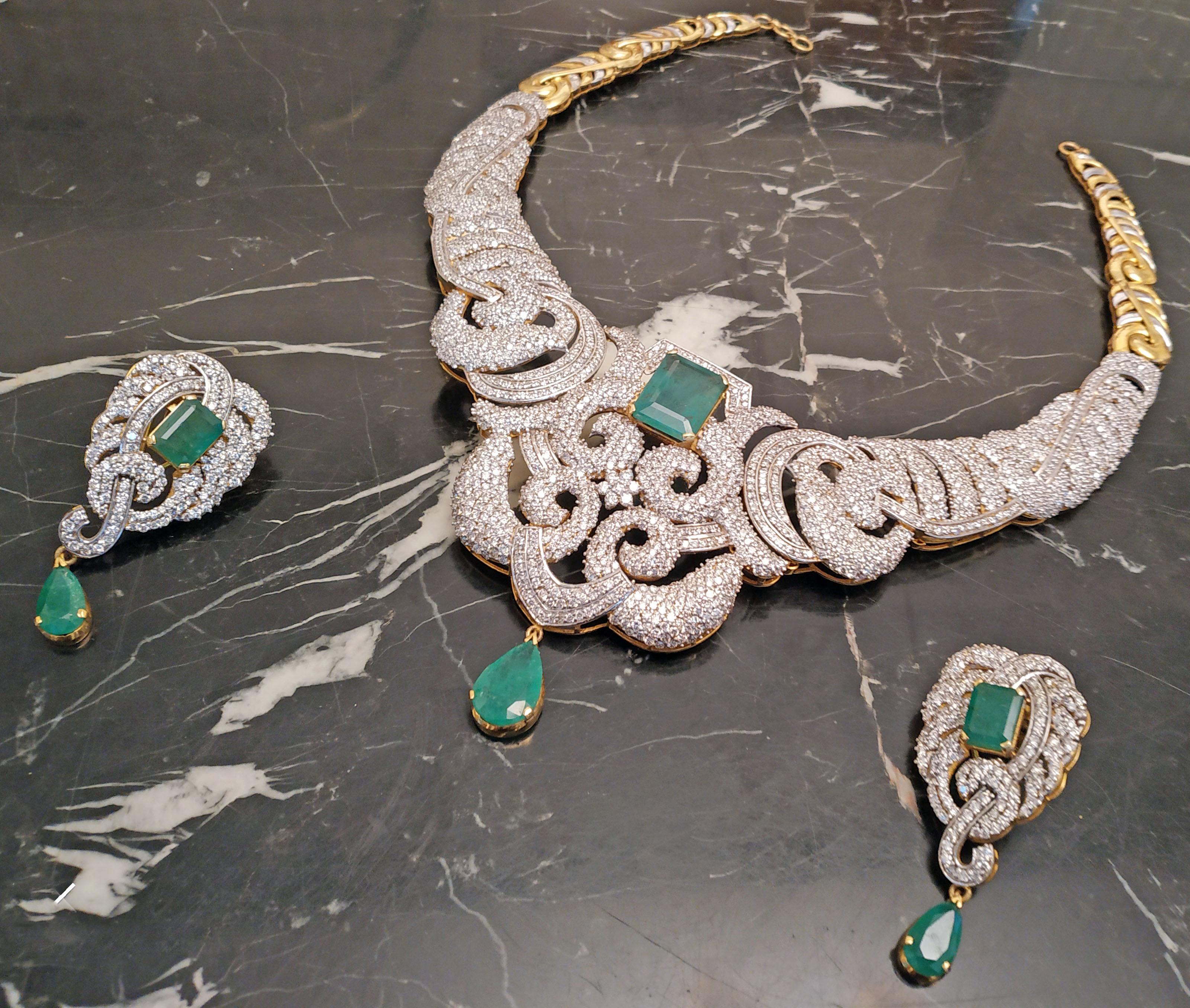 42 Carat Diamonds and 25 Carat Emerald Necklace and Earrings Set For Sale 1