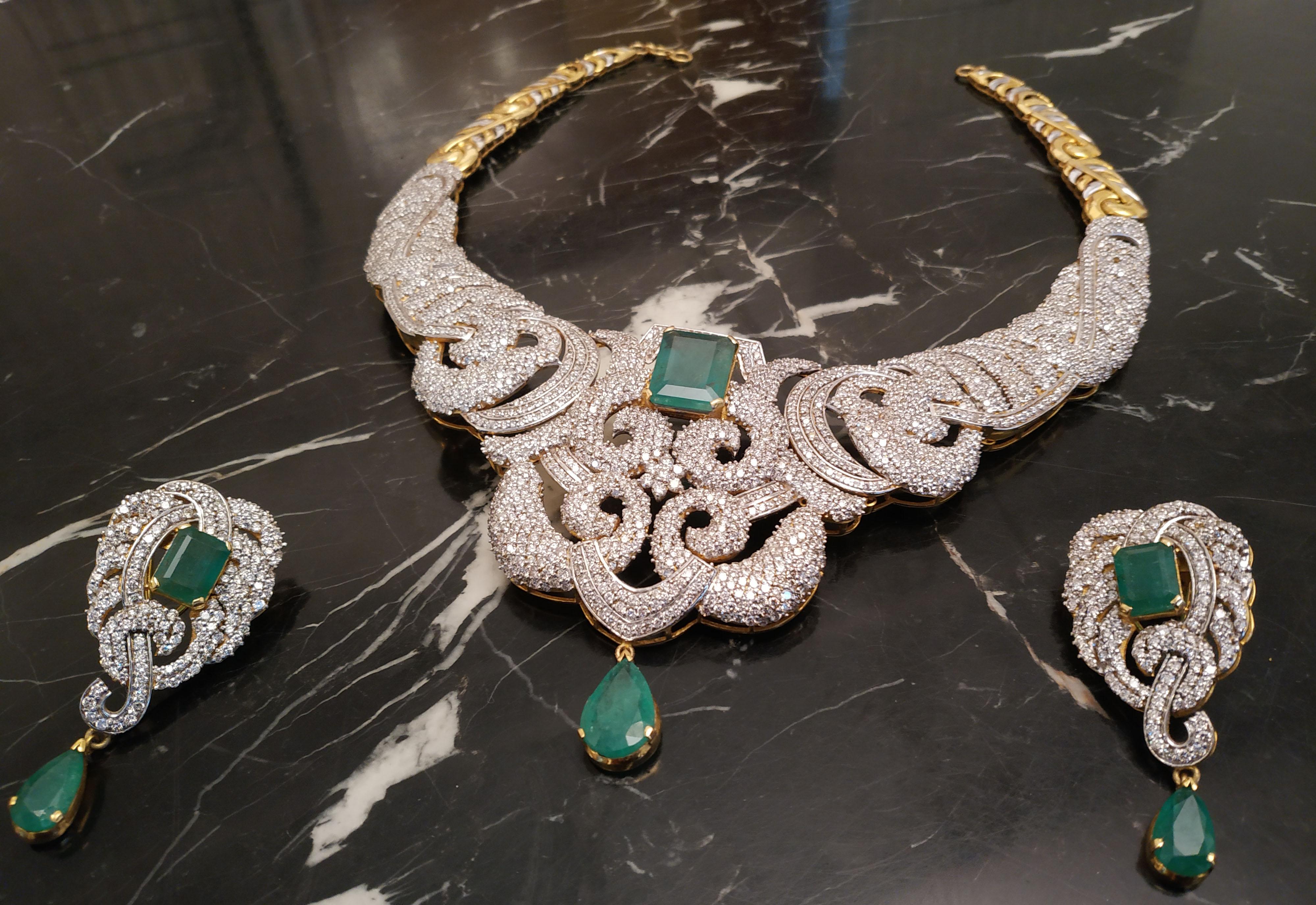 42 Carat Diamonds and 25 Carat Emerald Necklace and Earrings Set For Sale 2