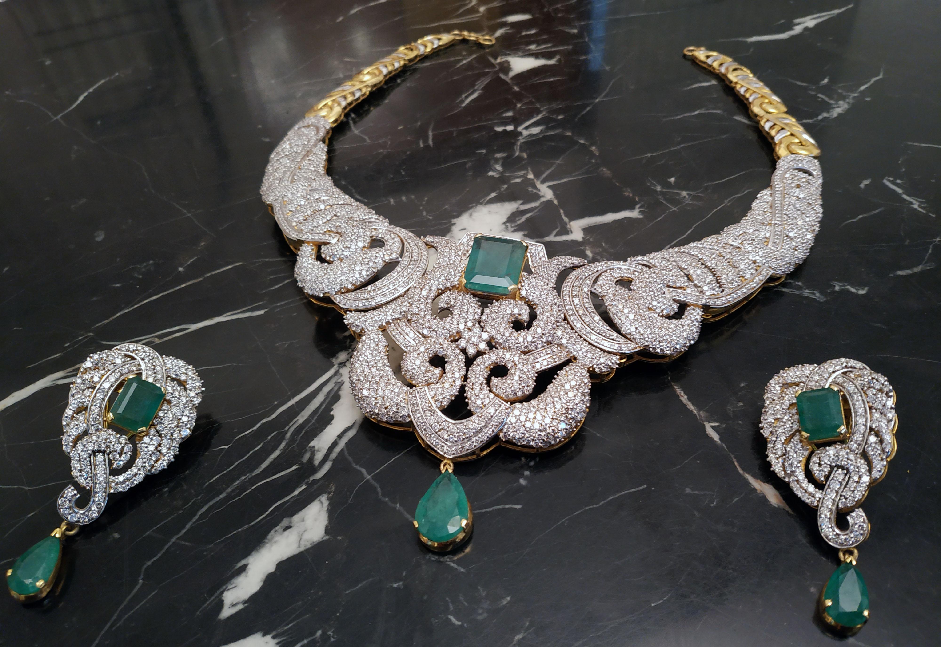 42 Carat Diamonds and 25 Carat Emerald Necklace and Earrings Set For Sale 3