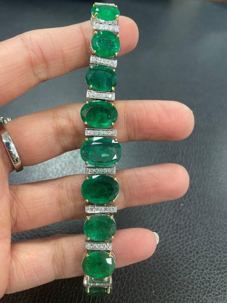 42 Carat Oval Shape Emerald and Diamond Bracelet In New Condition For Sale In Bangkok, Thailand