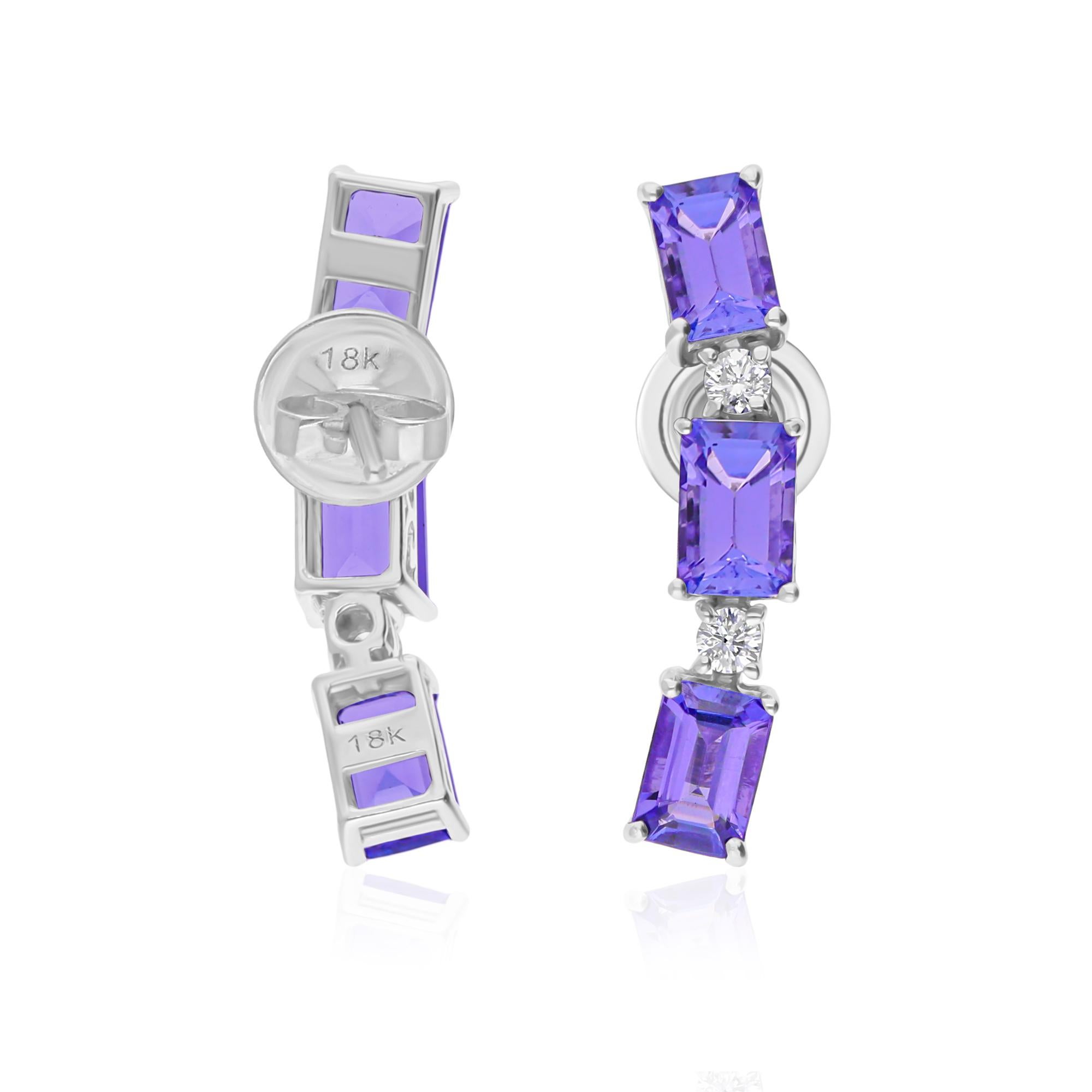 Orecchini di tanzanite da 4,2 carati Diamante SI/H da 0,21 carati Gioielli in oro bianco 14 carati
Ogni orecchino presenta tre gemme di tanzanite dal taglio rettangolare. Le gemme sono a taglio smeraldo. Tra ogni pietra colorata si trova un diamante