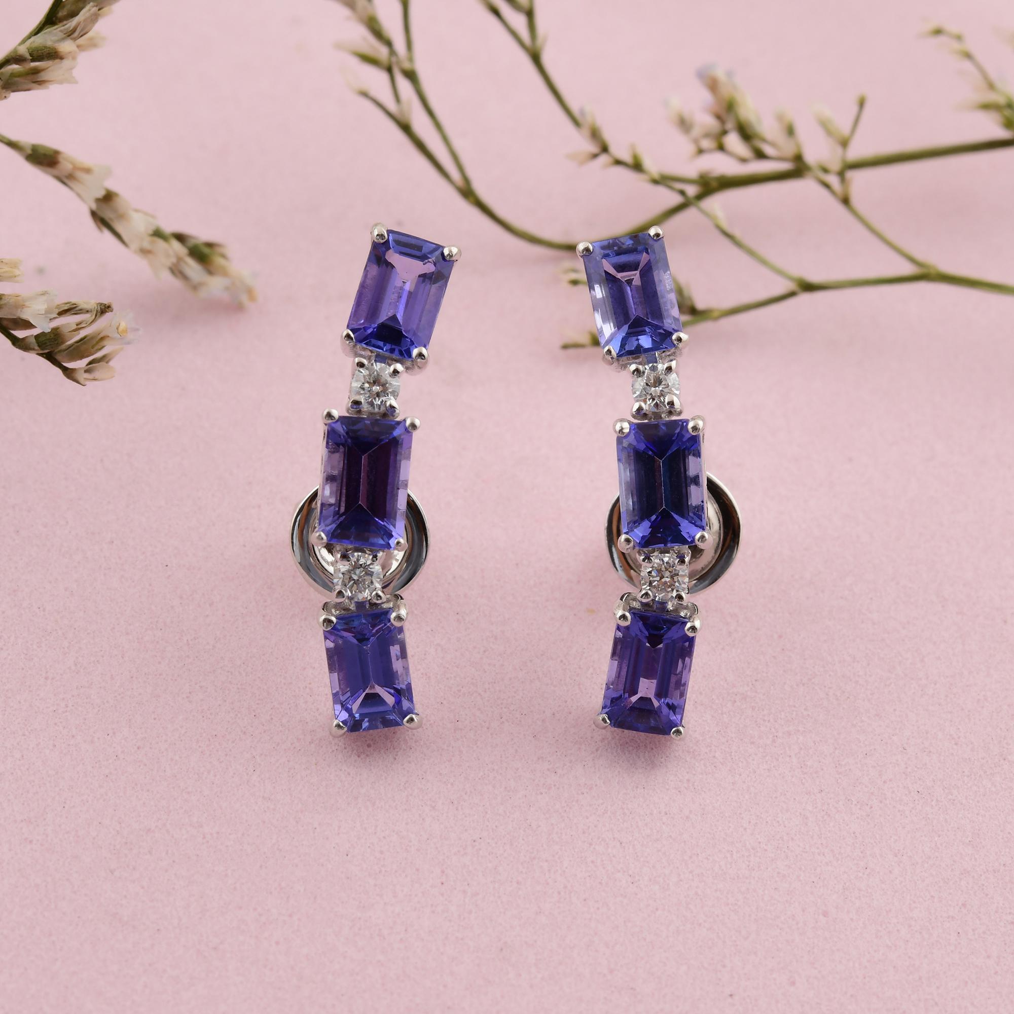 Moderno Orecchini di tanzanite da 4,2 carati 0,21 carati SI/H di diamanti in oro bianco da 18 carati in vendita