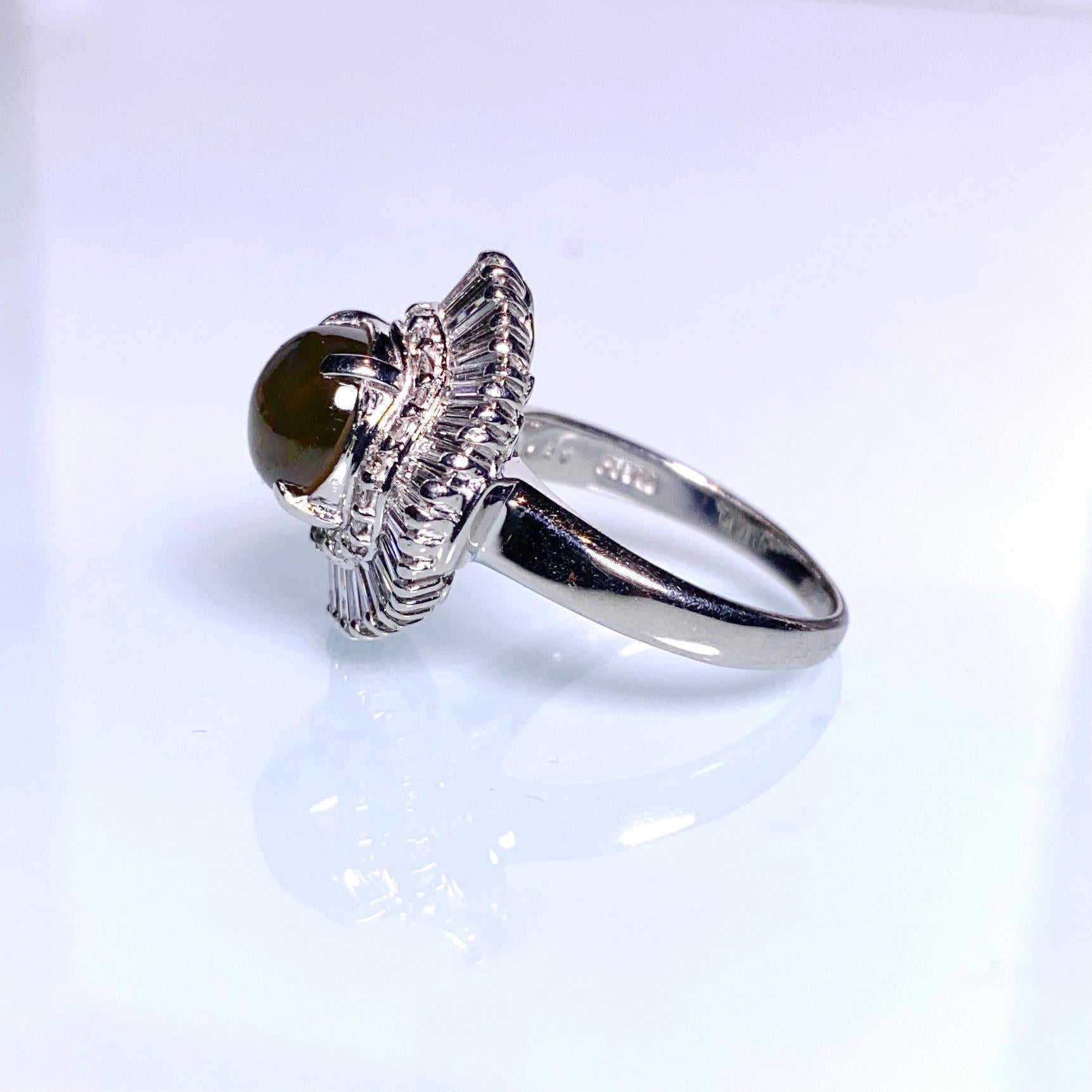 This is a Cat's Eye Chryspberyl ballerina setting in Platinum 900. This is a very common setting that allows the main stone to stands out and at the same time providing maximum Diamond surface. This is a perfect ring for vintage style jewellery