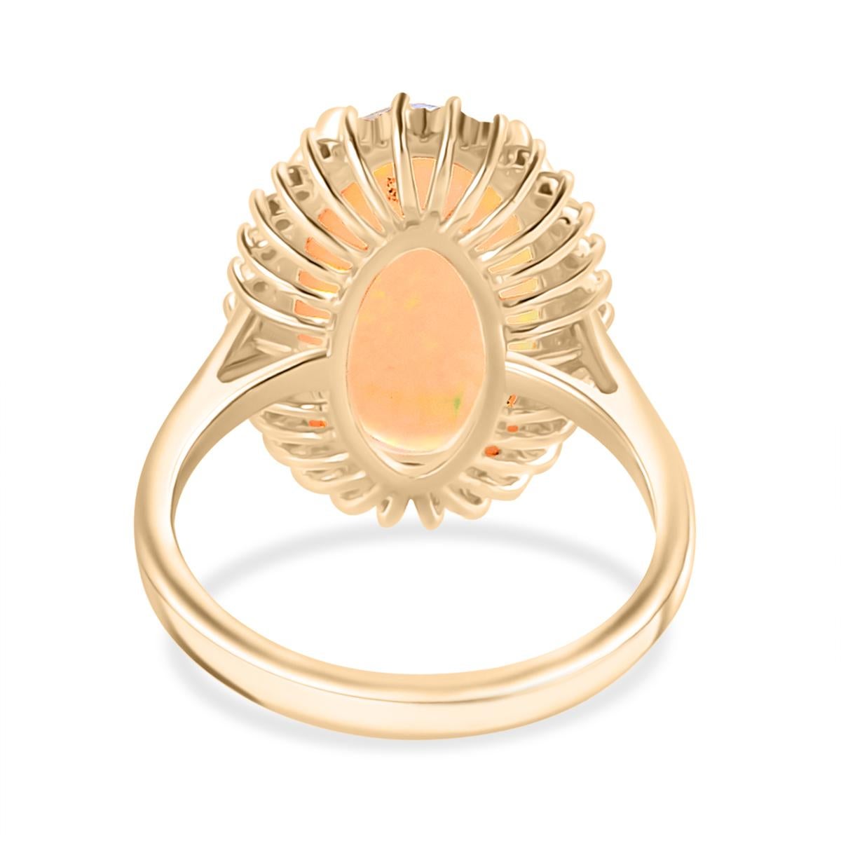 En vente :  4.2 CTW Opal Statement Diamond Halo Wedding Ring in Solid 14k Yellow Gold (Anneau de mariage en or jaune 14k) 3
