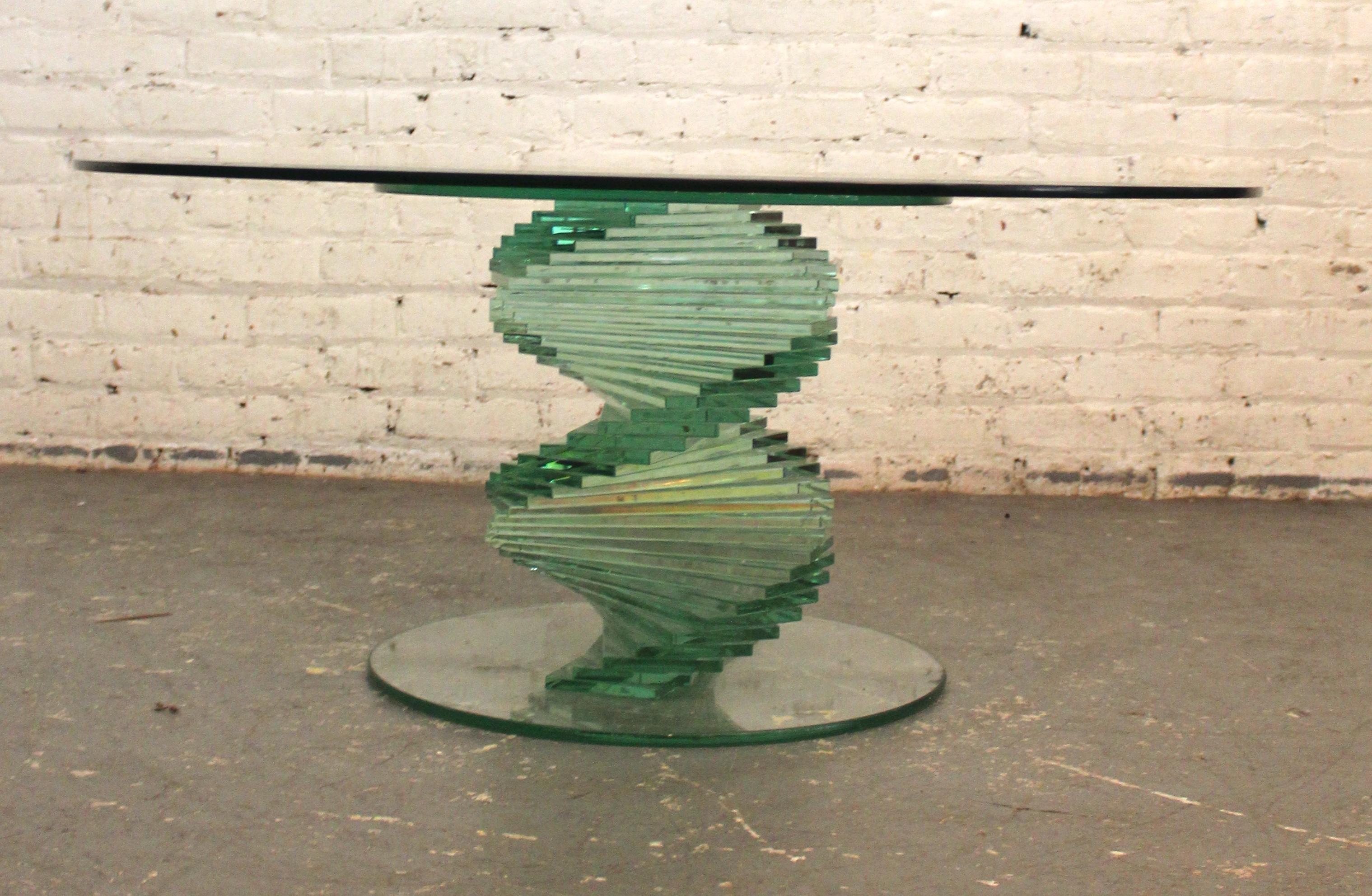Cette magnifique table basse est entièrement constituée de verre taillé, empilé en spirale. La base a un diamètre de 21 pouces et le sommet de 42 pouces.
Veuillez confirmer le lieu NY ou NJ