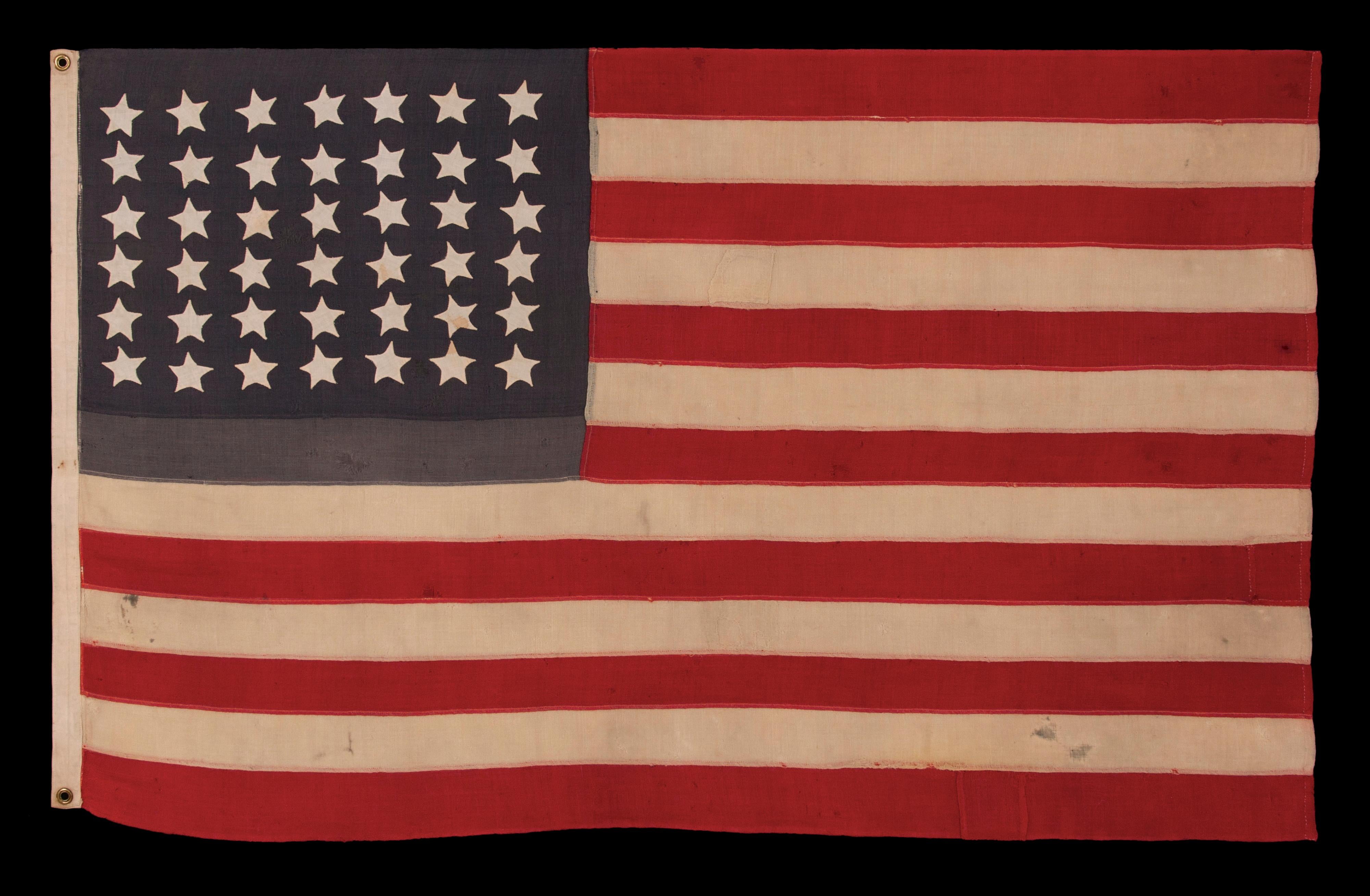 42 étoiles cousues à la main sur un ancien drapeau américain avec un cocon bleu poussiéreux à deux tons, reflétant l'ajout de l'État de WASHINGTON, du MONTANA et des DAKOTAS, qui n'ont jamais fait l'objet d'un décompte officiel, vers