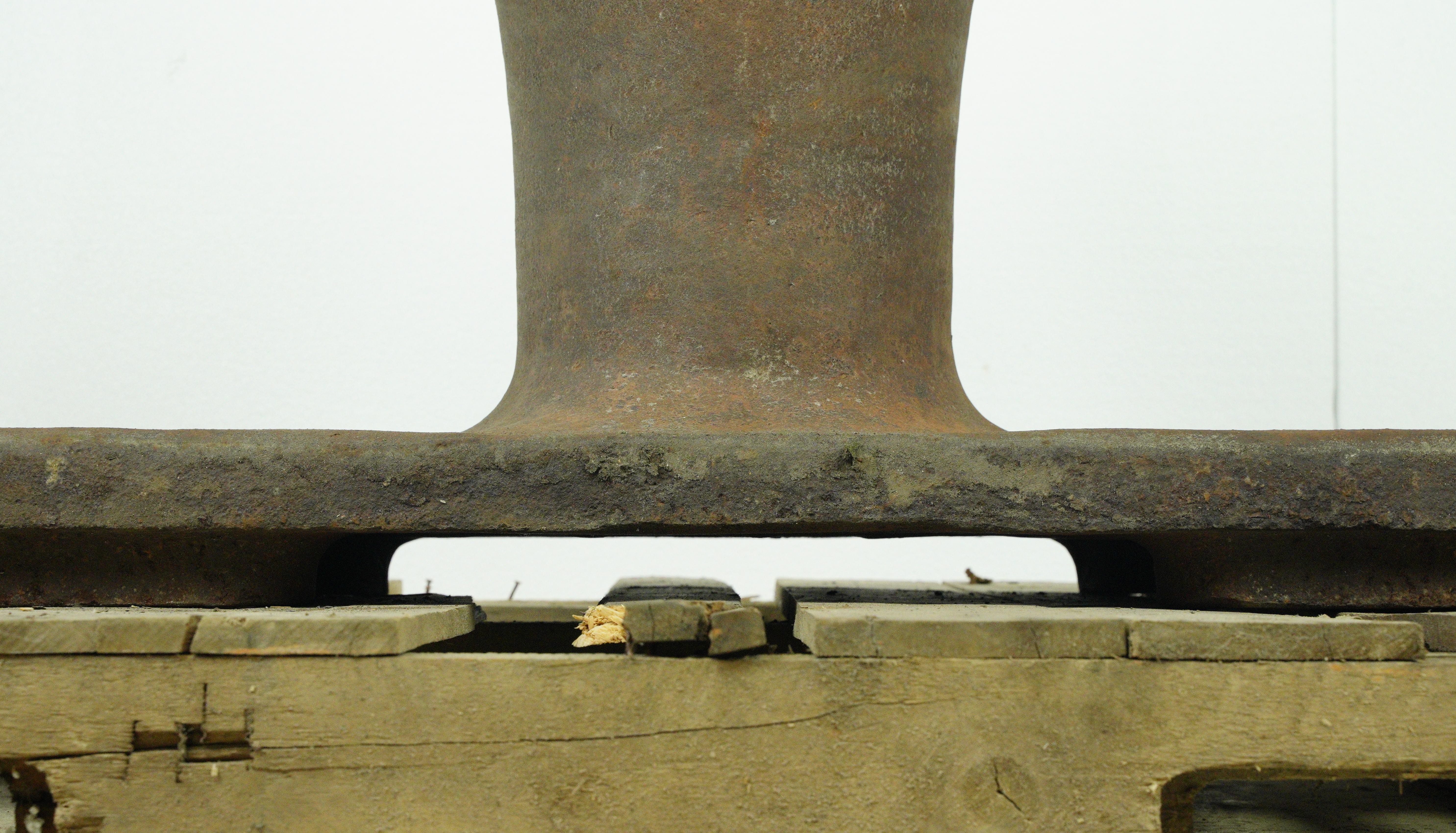 La costruzione in ghisa dell'inizio del XX secolo aggiunge un fascino rustico e vissuto, che ricorda il suo uso originale sulle navi. La verniciatura a caldo esalta ulteriormente il fascino vintage, raccontando la storia della sua esposizione agli