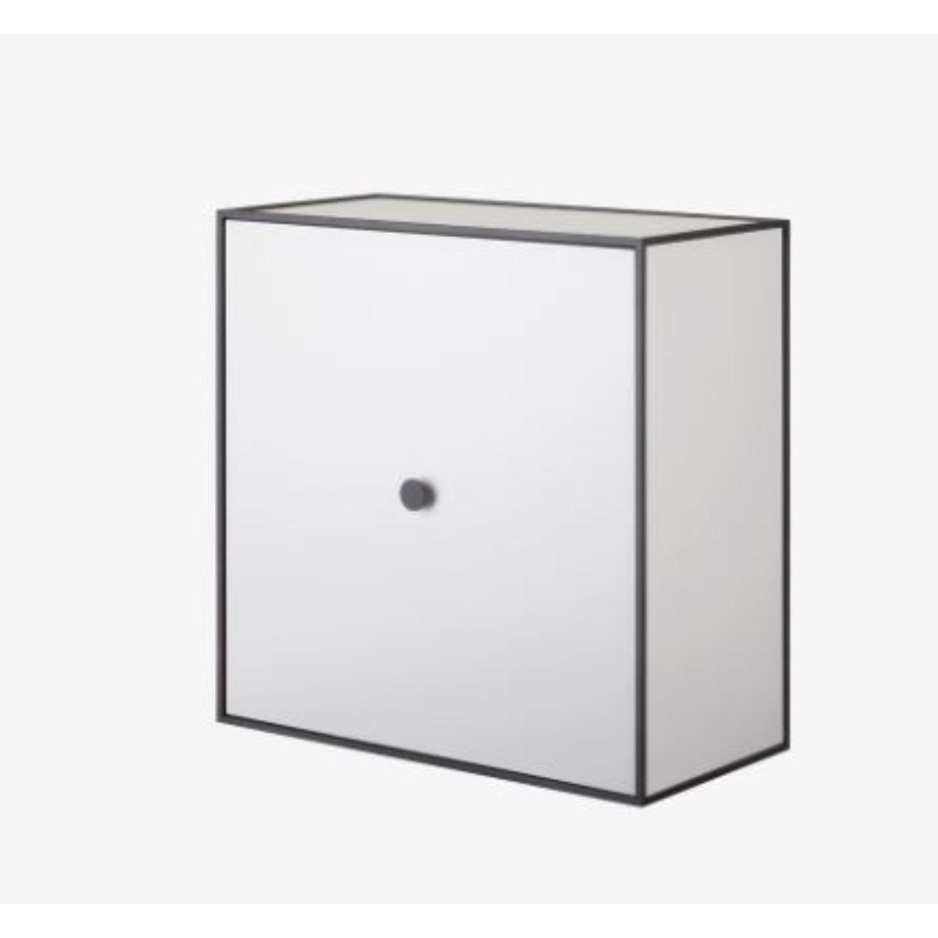 42-Light grey frame box with door by Lassen
Dimensions: D 42 x W 21 x H 42 cm 
Materials: Finér, Melamin, Melamin, Melamine, Metal, Veneer
Also available in different colours and dimensions.
Weight: 11.50 Kg

By Lassen is a Danish design brand