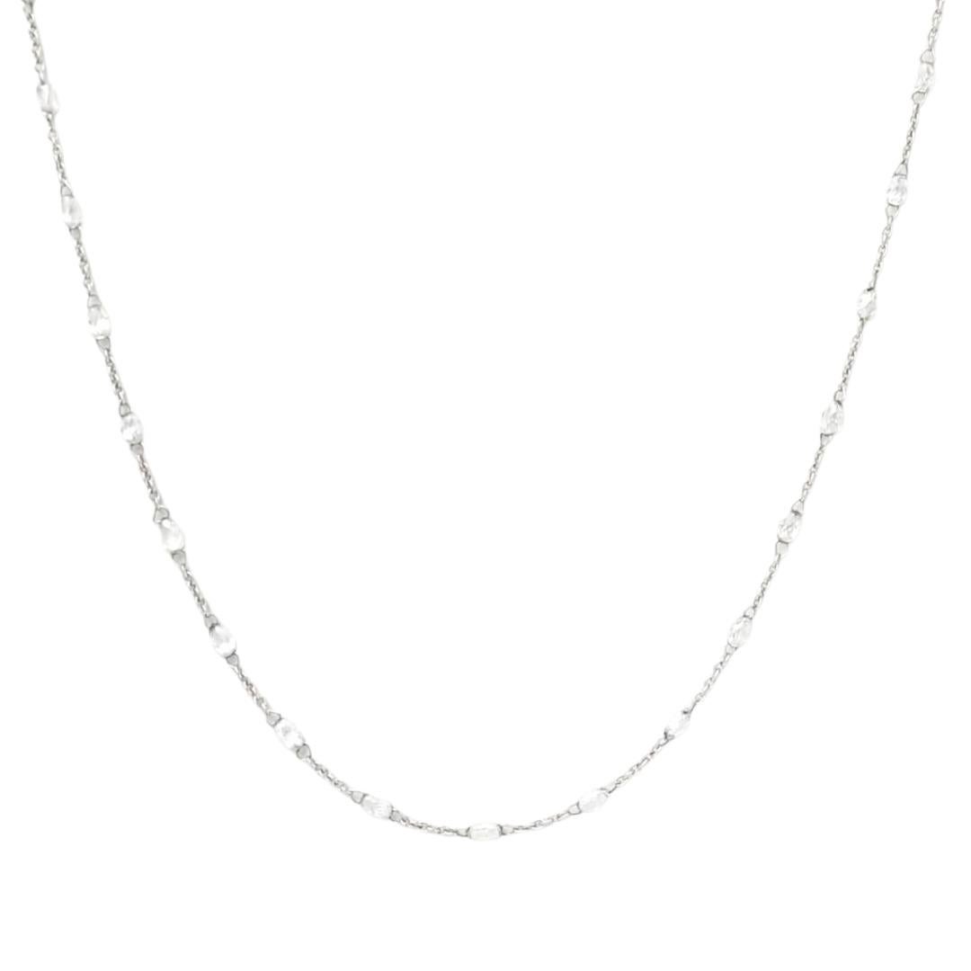 Un essenziale raffinato con uno scintillio senza sforzo. Questa delicata collana in oro bianco 18 carati presenta perle di diamanti bianchi sfaccettati che si distribuiscono con grazia lungo la catena, creando un morbido luccichio a ogni movimento.
