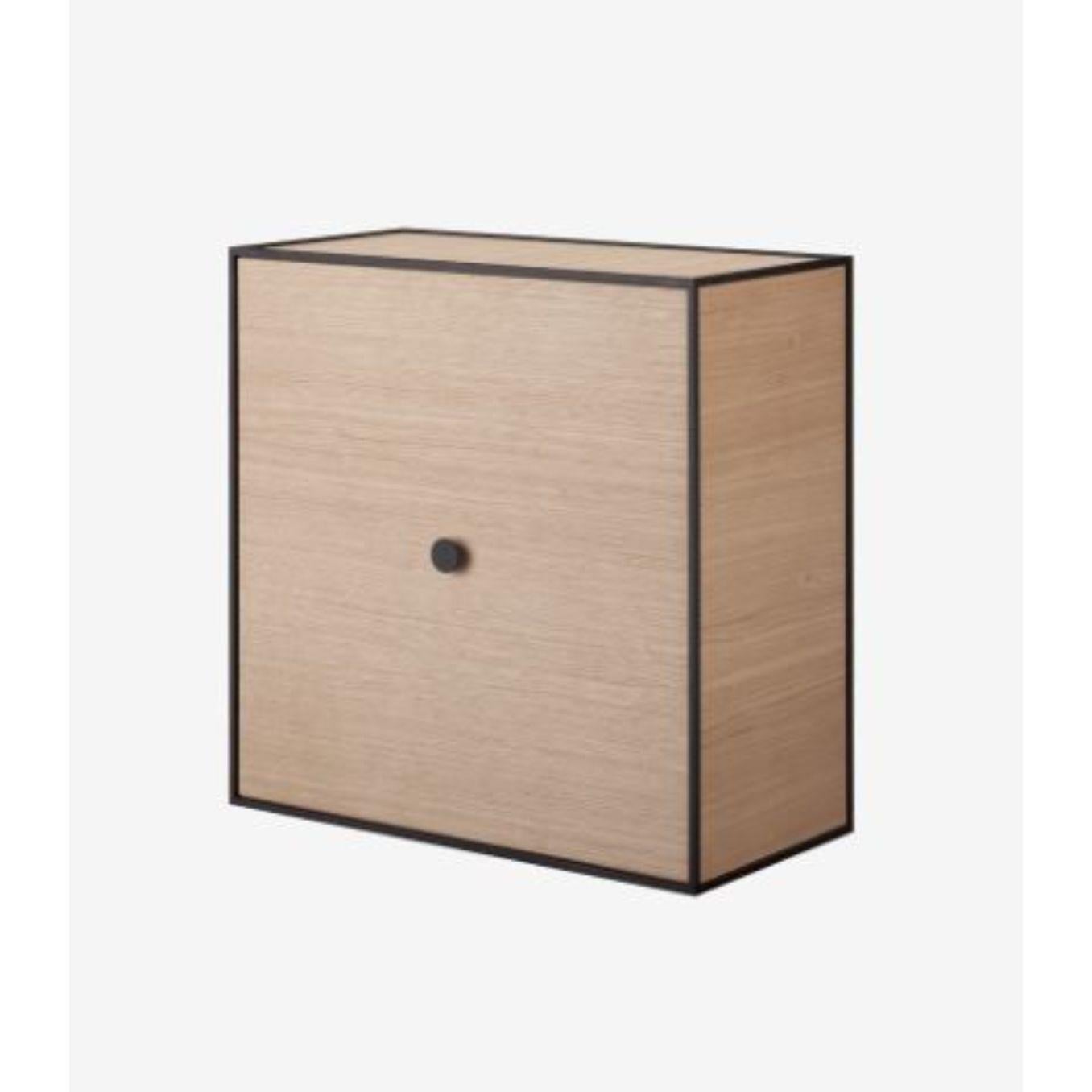 42 oak frame box with door by Lassen
Dimensions: D 42 x W 21 x H 42 cm 
Materials: Finér, Melamin, Melamin, Melamine, metal, veneer, oak
Also available in different colors and dimensions.
Weight: 11.50 Kg

By Lassen is a Danish design brand