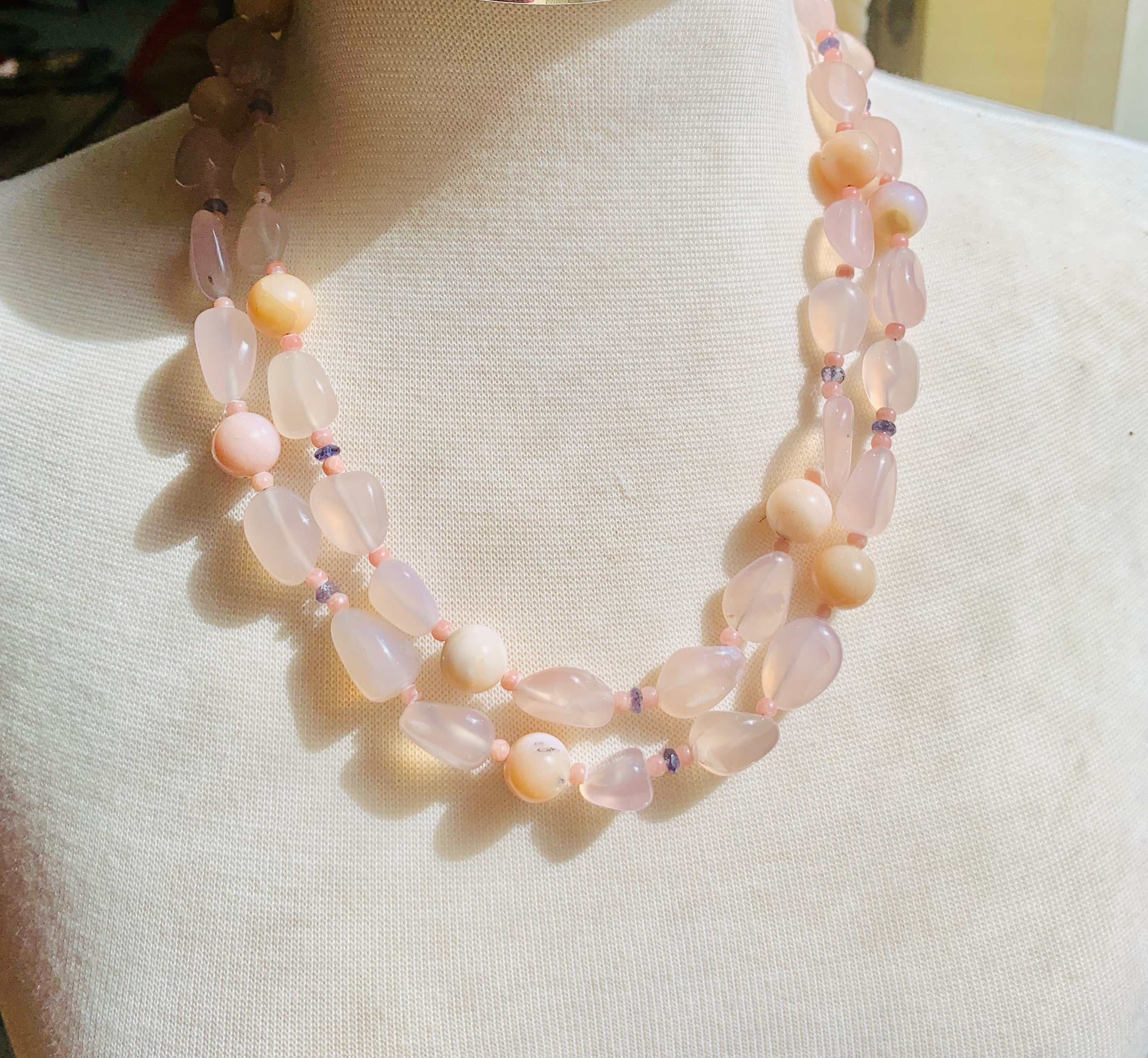 Collier unique de 42 pouces en calcédoine rose, opales roses du Pérou et tanzanite